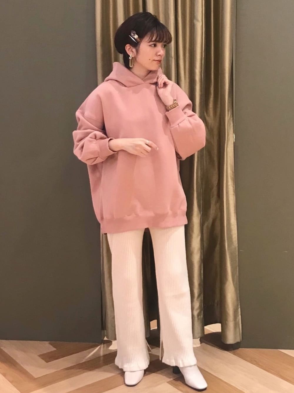 ピンク系のパーカー、ベージュ系のその他パンツ、その他のその他を着用したレディースの秋コーディネートの1枚目の写真