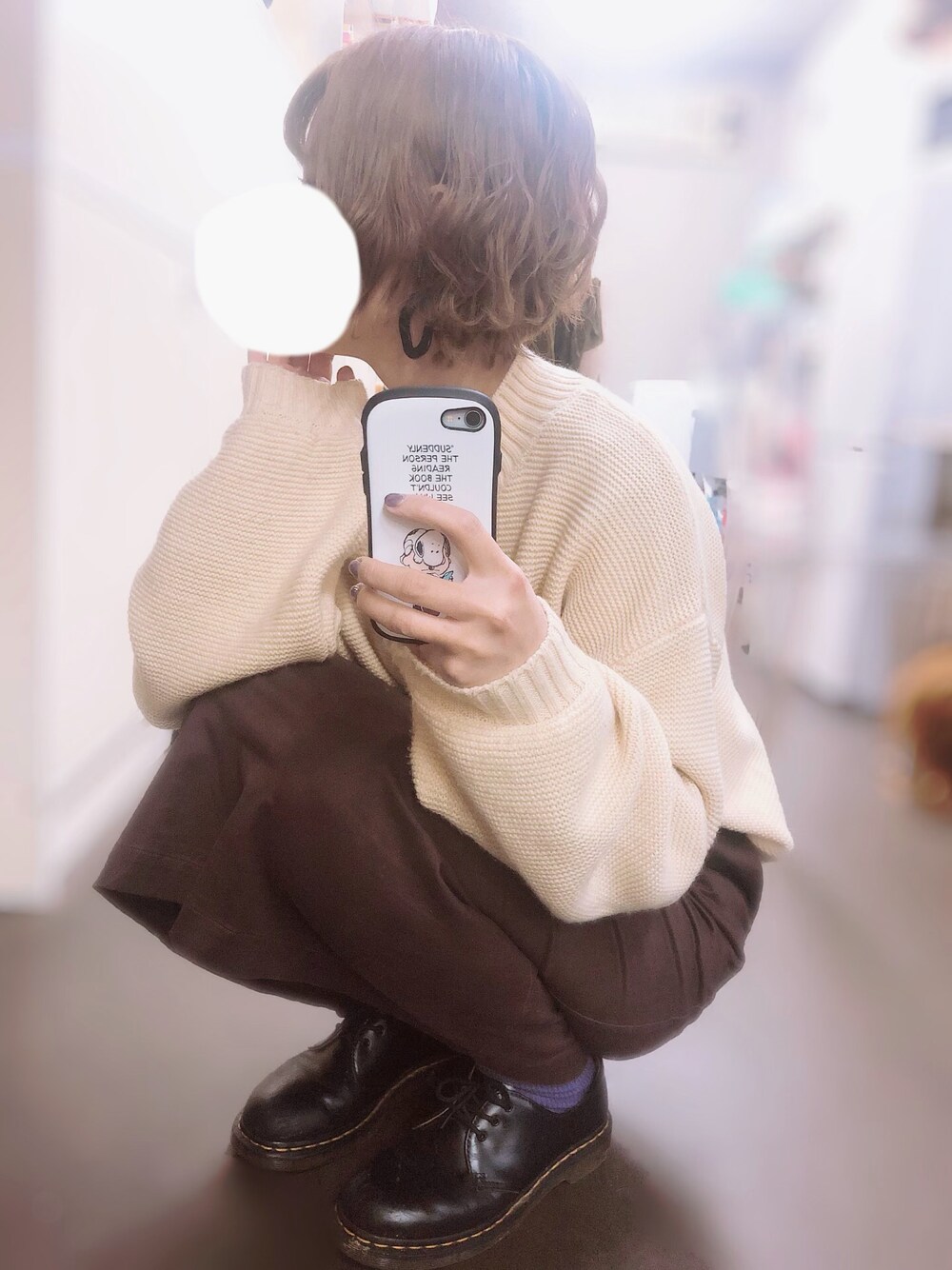 ベージュ系のトップス、ブラウン系のスカート、ブラック系のブーツを着用したレディースの冬コーディネートの1枚目の写真