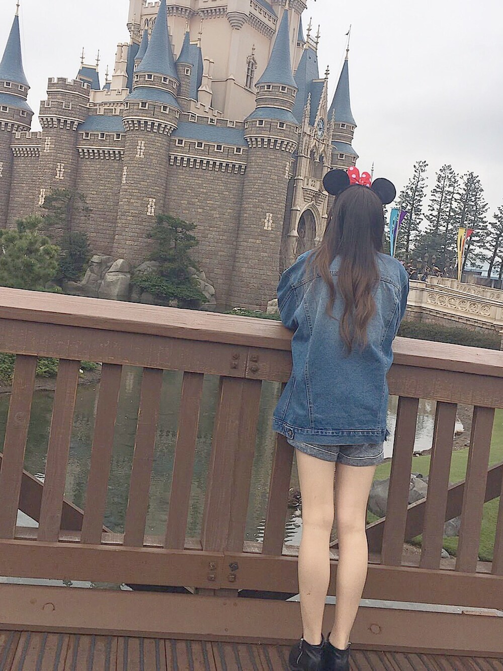 「ストリート服が好き、シンプル、ラフ、プチプラ、デニム、ディズニー、ディズニーランド、disney、プチプラコーデ、デニムジャケット」｜「WEGOのWEGO/タックハイウエストカフショーツ（デニムパンツ、ブルー系）」を使った、☺︎saki☺︎さん（レディース・166cm）の秋コーディネートの1枚目の写真