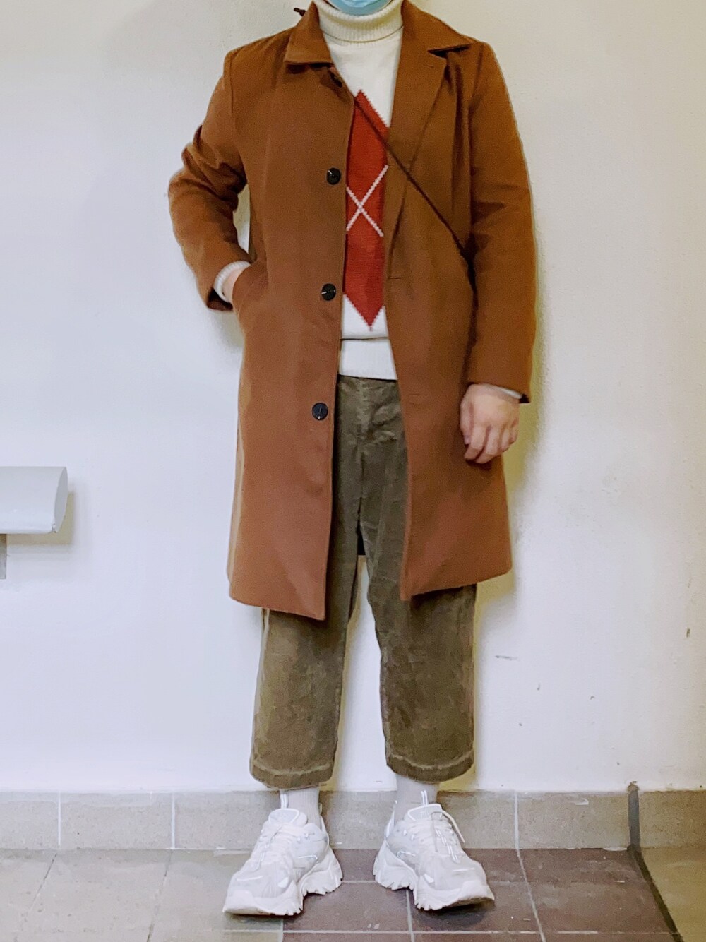 「UNIQLOのアイテム（スラックス、ブラウン系）」を使った、승호 さん（メンズ・168cm）の冬コーディネートの1枚目の写真