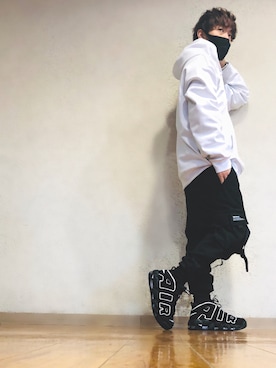 「AZUL by moussy（アズールバイマウジー）のアイテム（パーカー）」を使った、ciel_wearさん（メンズ・168cm）の冬コーディネート