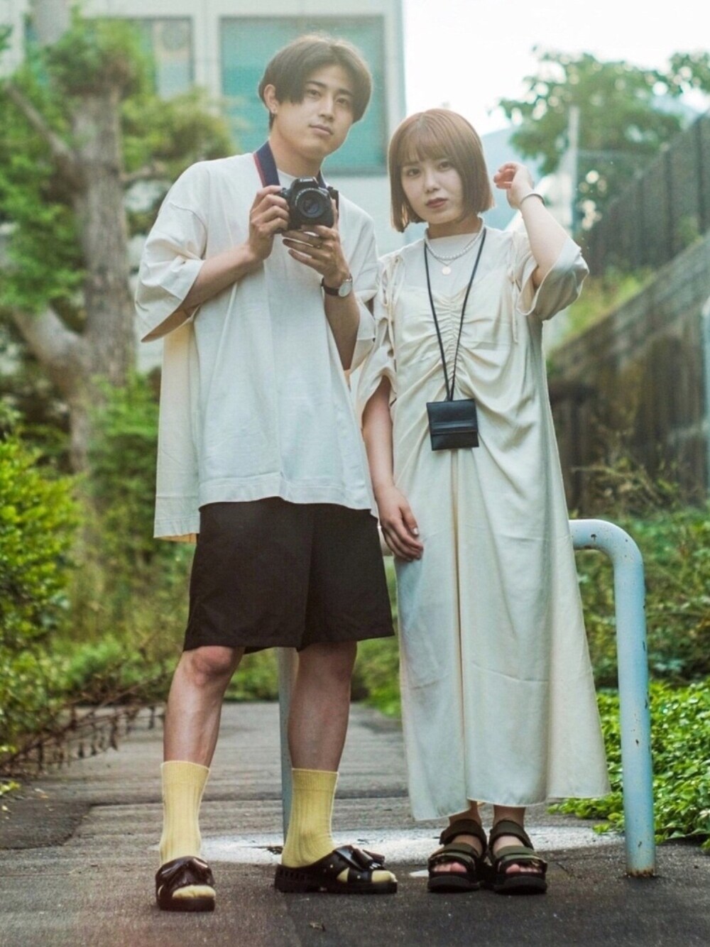 「ストリート、モノトーンコーデ、夏コーデ、ショートパンツ、これが私をアゲる服、サンダル、オーバーサイズ、ビッグシルエット、シンプルコーデ、ペアルック」｜「coen by SIZUのcoen by SIZU ユニセックスビッグTシャツ（Tシャツ/カットソー、ベージュ系）」を使った、KOMEI   さん（メンズ・171cm）の春コーディネートの1枚目の写真
