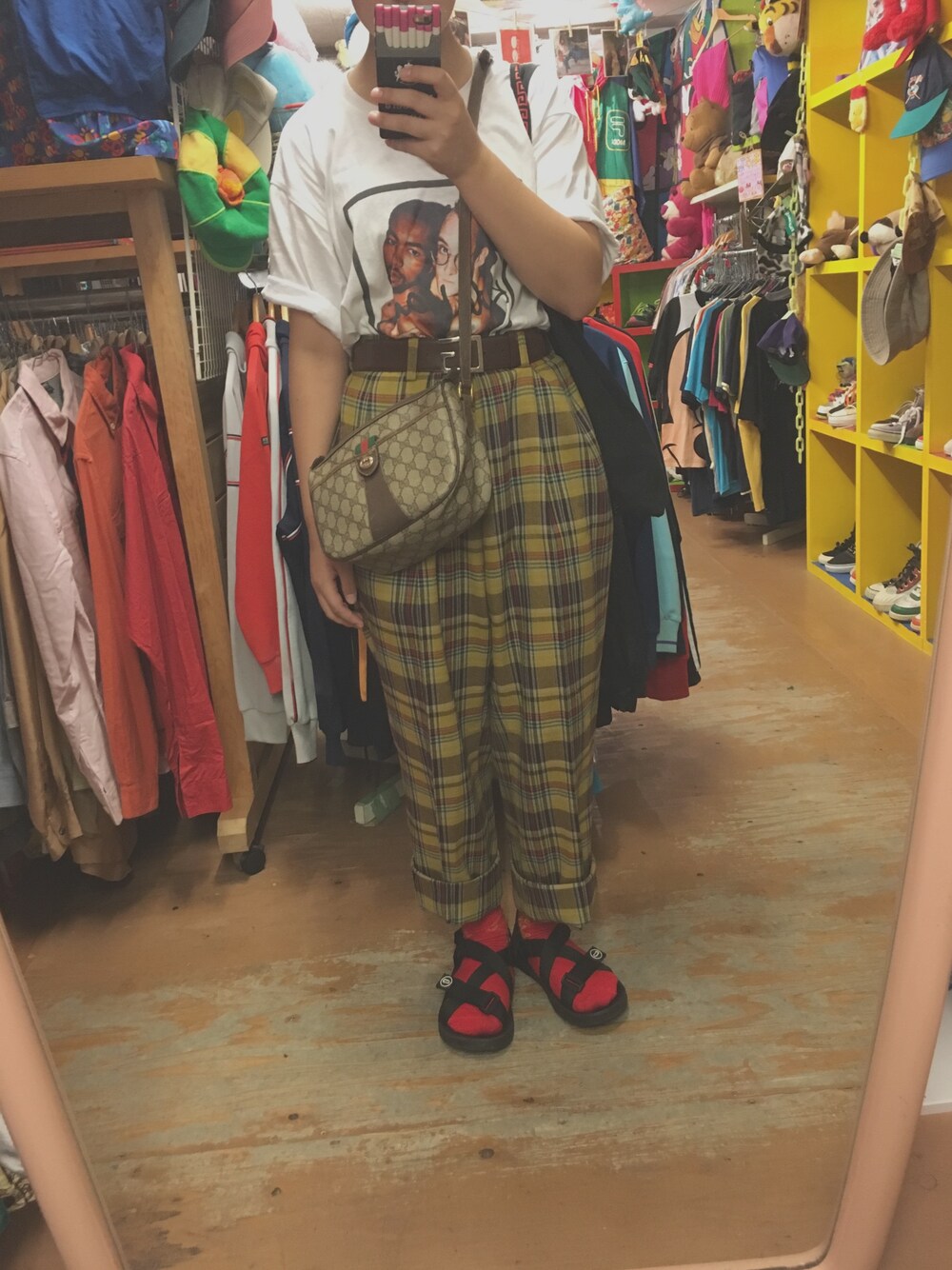 「古着コーデ」｜「GUCCIのアイテム（ショルダーバッグ、ブラウン系）」を使った、ぽよさん（レディース・154cm）の秋コーディネートの1枚目の写真