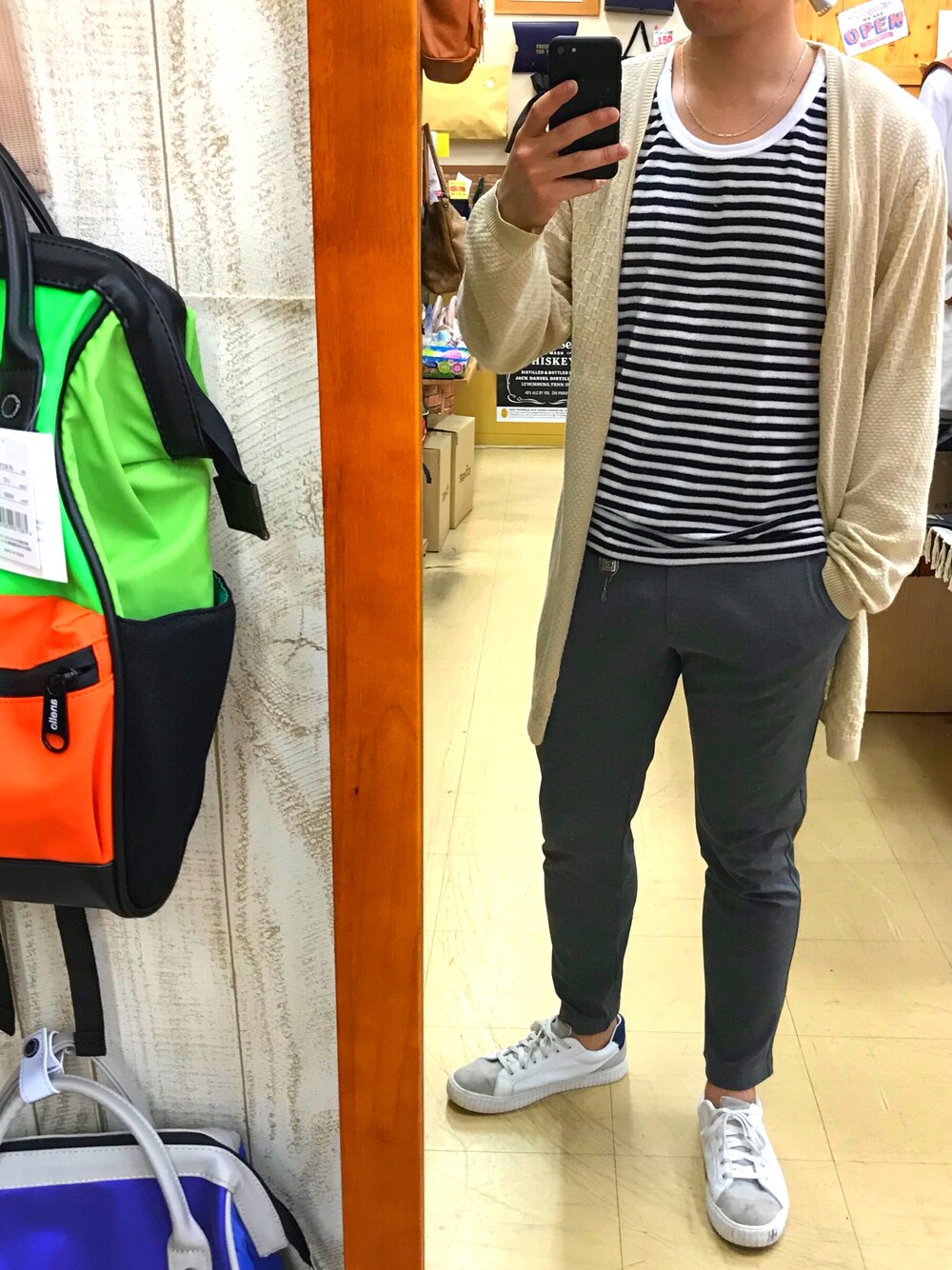 ベージュ系のカーディガン/ボレロ、ホワイト系のタンクトップ、グレー系のその他パンツを着用したメンズの夏コーディネートの1枚目の写真