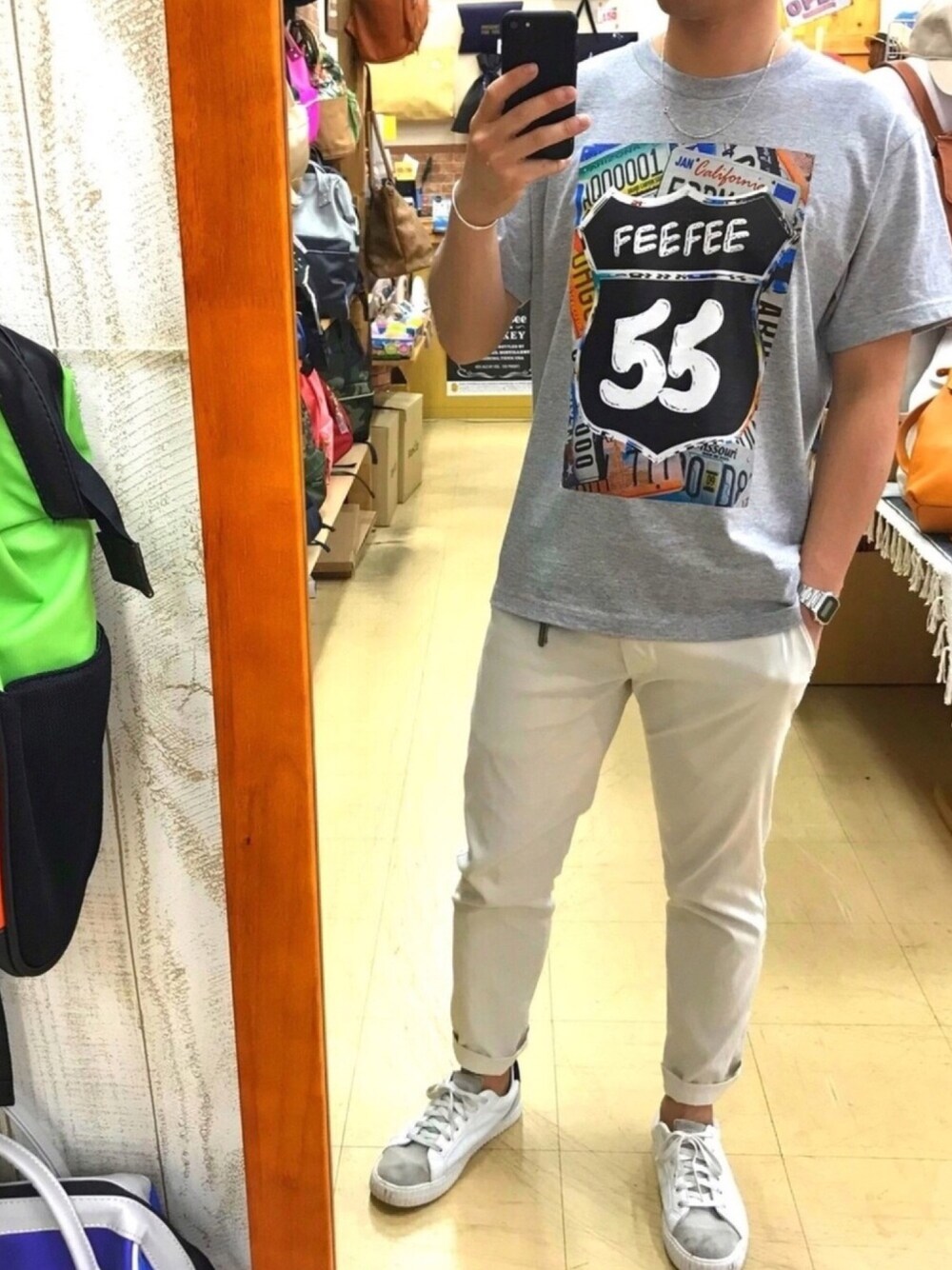 「夏、シンプル、白パンツ、ロールアップ、白スニーカー、カジュアル、大人カジュアル、グレーTシャツ、ロゴT、さわやか男子になりたい」｜「FEEFEE55のアイテム（Tシャツ/カットソー、グレー系）」を使った、FEEFEE55さん（メンズ・169cm）の夏コーディネートの1枚目の写真