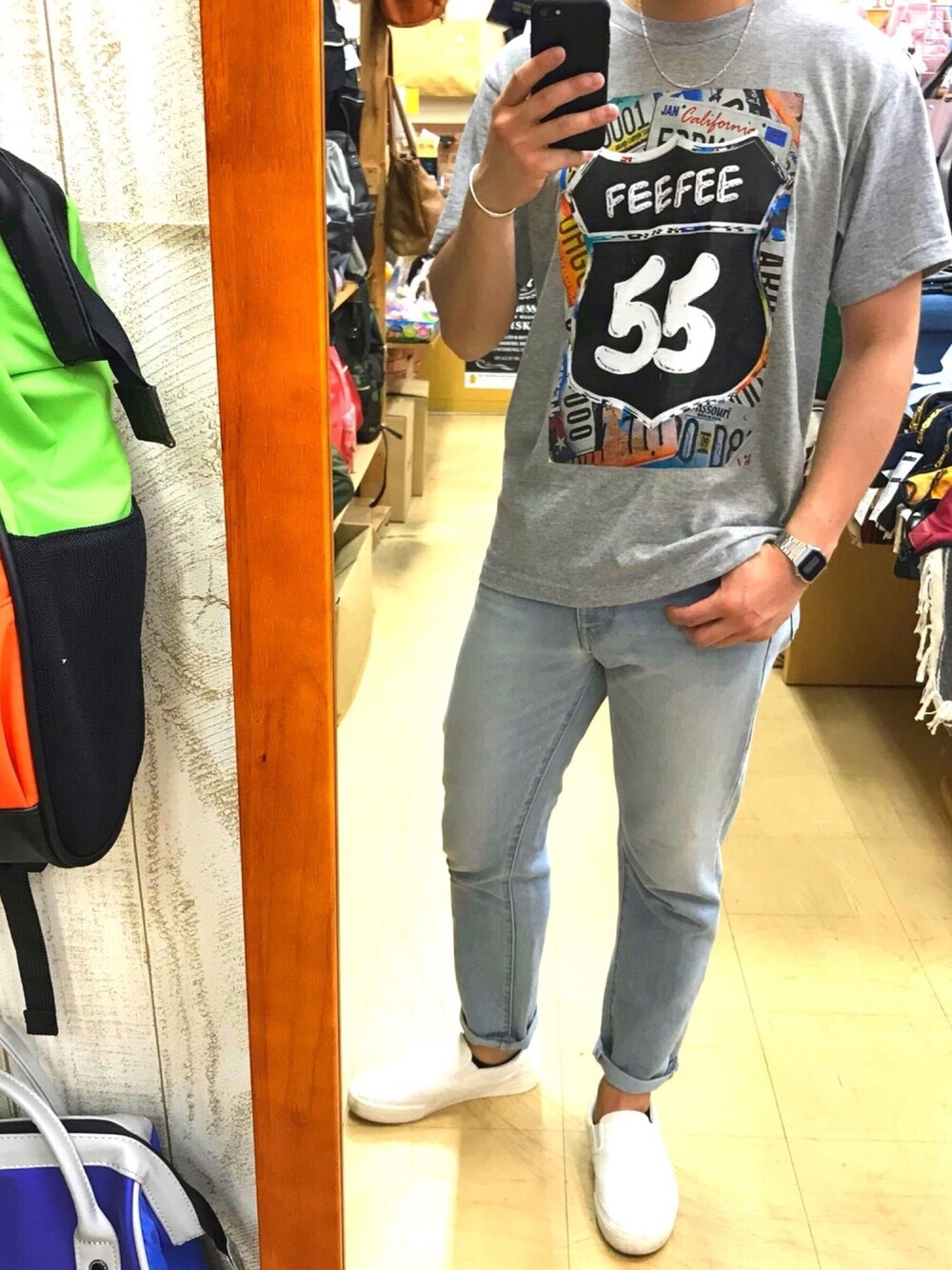 「夏コーデ、シンプルコーデ、おしゃれさんと繋がりたい、Tシャツ、グレーTシャツ、ライトブルーデニム、淡い色、デニム、スリッポン、レイジブルー」｜「FEEFEE55のアイテム（Tシャツ/カットソー、グレー系）」を使った、FEEFEE55さん（メンズ・169cm）の夏コーディネートの1枚目の写真