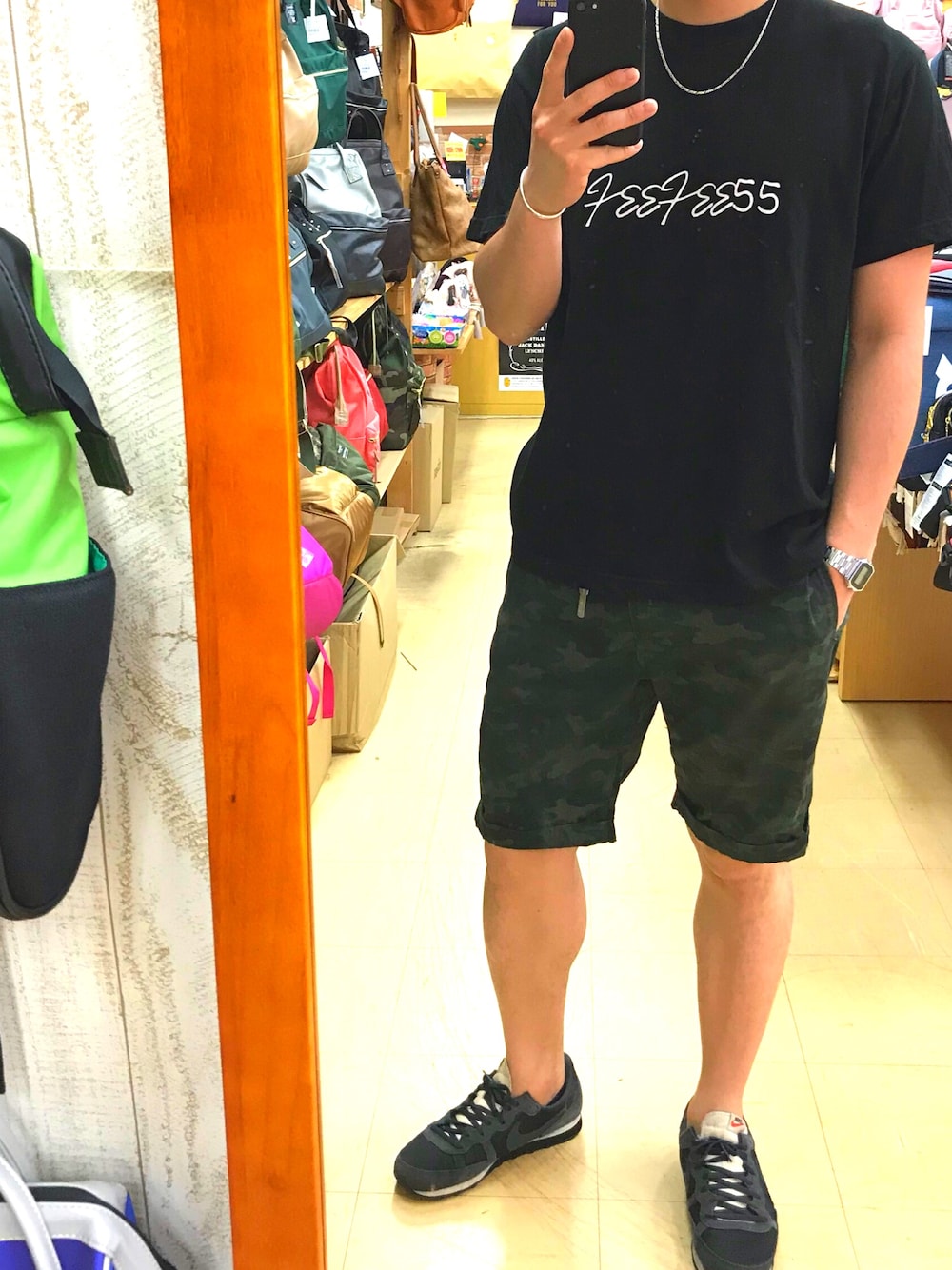 「シンプル、カモフラ、迷彩、黒ティーシャツ、プチプラ、スニーカーコーデ、NIKE、nike challenger、夏、ハット」｜「no brandのアイテム（ハット、ブルー系）」を使った、FEEFEE55さん（メンズ・169cm）の夏コーディネートの1枚目の写真