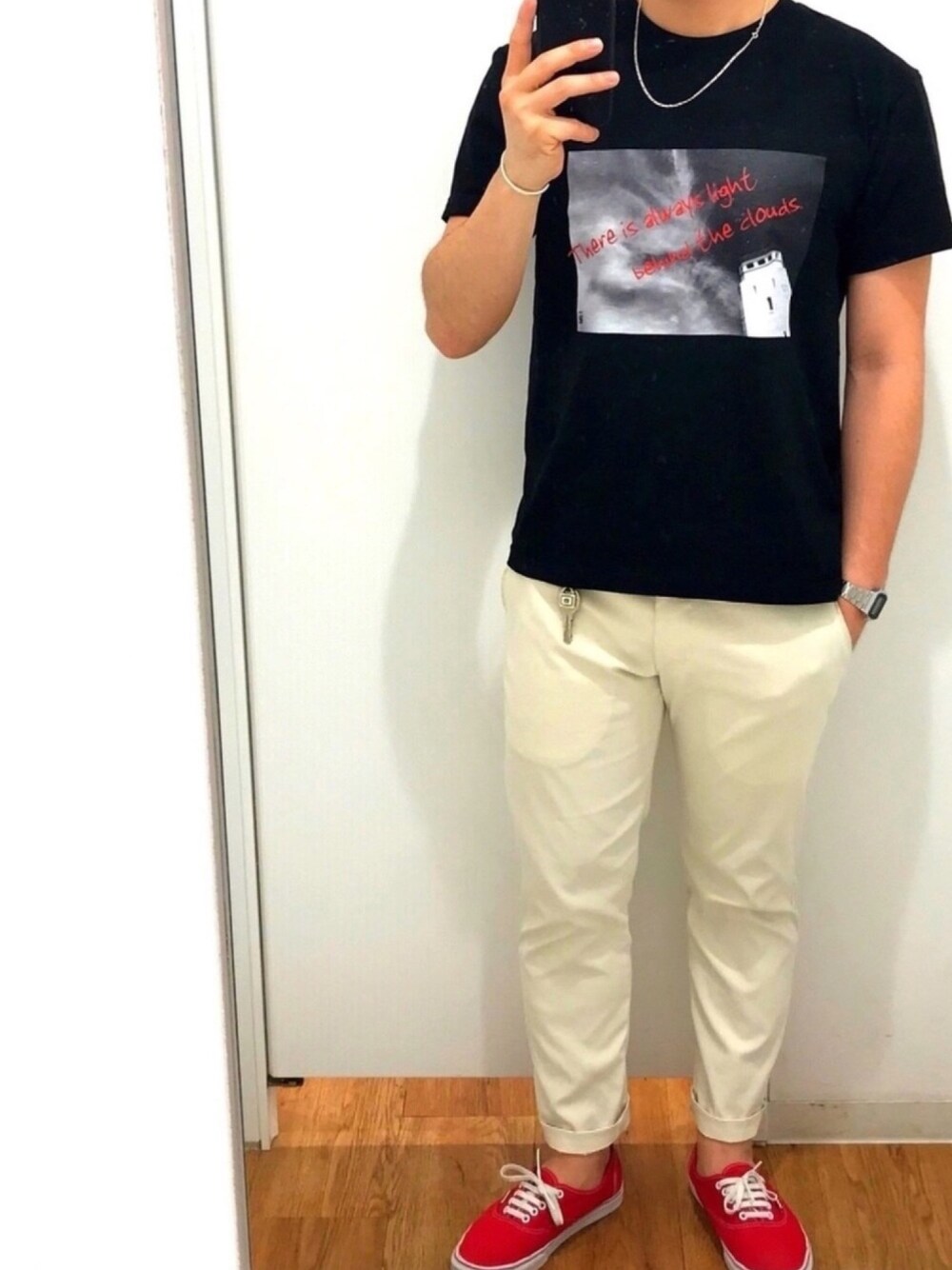 「カジュアルコーデ、おしゃれさんと繋がりたい、シンプル、大人カジュアル、ロールアップ、黒Tシャツ、赤スニーカー、白パンツ、ユニクロ、GU」｜「FEEFEE55のアイテム（キャップ、ブルー系）」を使った、FEEFEE55さん（メンズ・169cm）の夏コーディネートの1枚目の写真