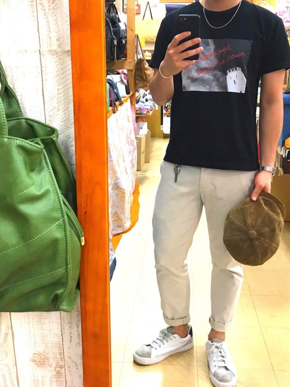 「夏、白パンツ、オリジナルプリント、おしゃれさんと繋がりたい、Tシャツ、フォトプリント、大人カジュアル、キャスケット、本革スエード、いいね、save、フォローお願いします🤑」｜「voboomのアイテム（キャスケット、ブラウン系）」を使った、FEEFEE55さん（メンズ・169cm）の夏コーディネートの1枚目の写真