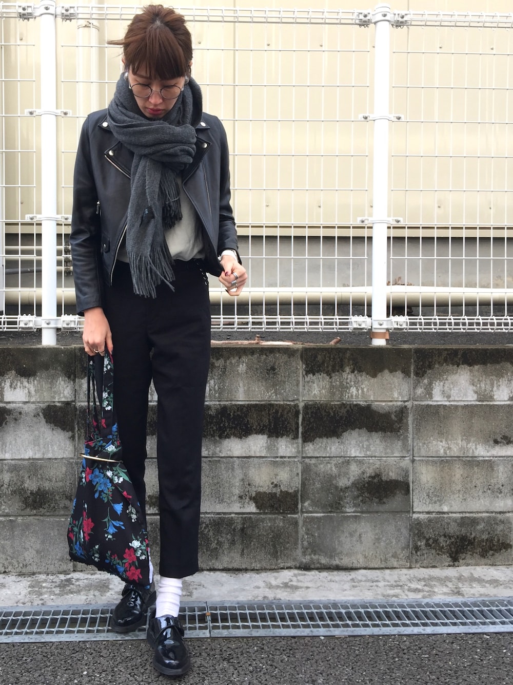 「シンプルコーデ、大人コーデ、black、休日スタイル、シンプル、カジュアルコーデ、Dr.Martens、ラクチンコーデ、パンツスタイル、オトナカジュアル」｜「Dr. Martensのアイテム（ブーツ、ブラック系）」を使った、maichinさん（レディース・178cm）の冬コーディネートの1枚目の写真