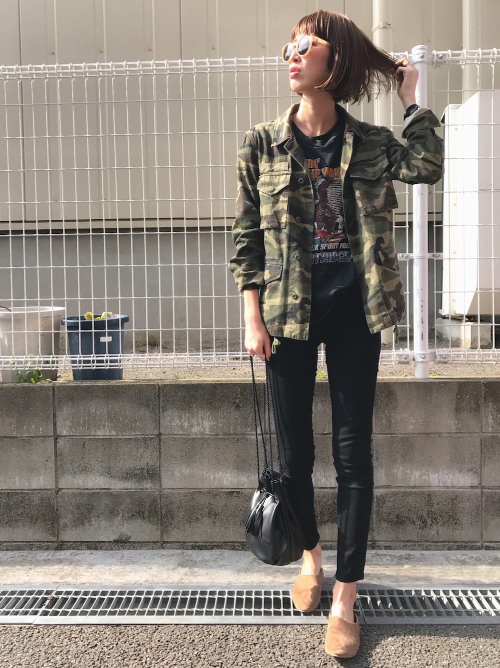 「シンプル、ootd、大人コーデ、春コーデ、オトナカジュアル、ラクチンコーデ、黒スキニー、ゆるコーデ、休日スタイル、きれいめカジュアル」｜「titivateのﾌｪｲｸﾚｻﾞｰﾌﾗｯﾄｶﾊﾞｰﾊﾟﾝﾌﾟｽ（パンプス、ベージュ系）」を使った、maichinさん（レディース・178cm）の春コーディネートの1枚目の写真