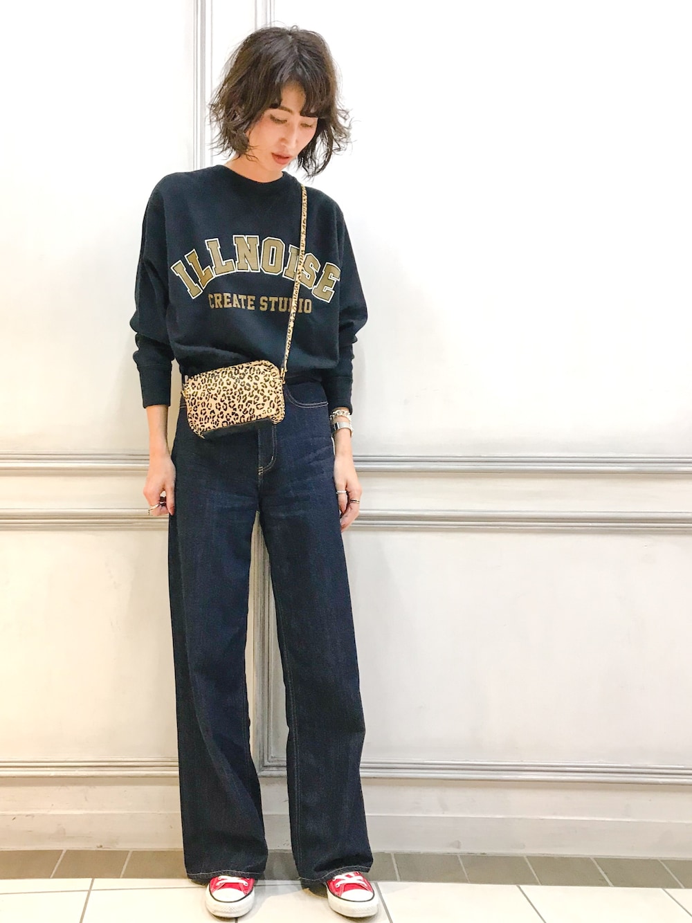 「シンプル、休日スタイル、秋服、秋のコーデ、オトナ女子、きれいめカジュアル、カジュアル、デニム、赤、converse」｜「CONVERSEのconverse コンバース ALL STAR OX オールスター OX 3216 RED(US)（スニーカー、レッド系）」を使った、maichinさん（レディース・178cm）の秋コーディネートの1枚目の写真