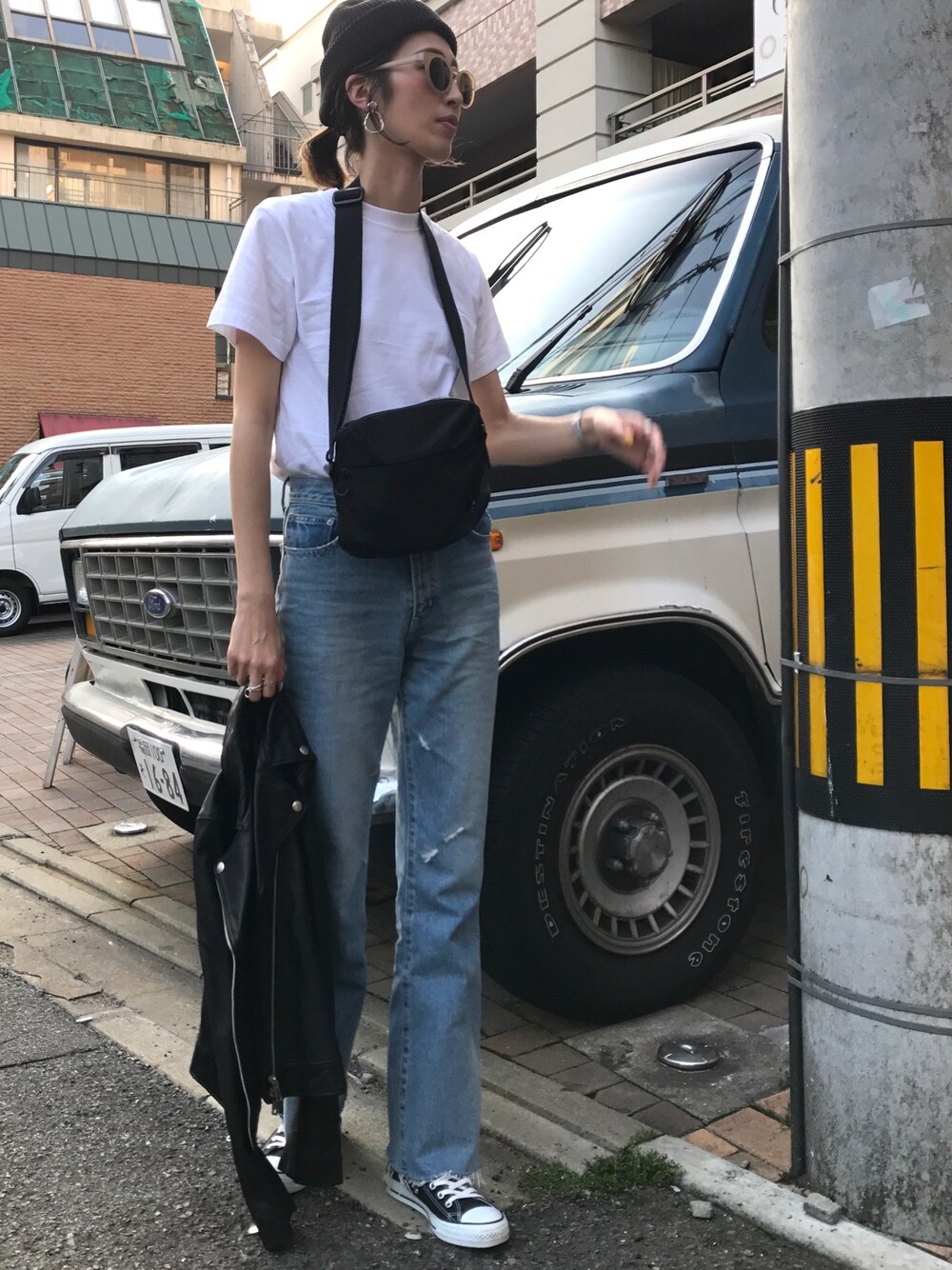 「カジュアル、夏コーデ、シンプル、きれいめカジュアル、ハイウエスト、大人カジュアル、コンバース、ラクチンコーデ、スニーカー、オトナカジュアル」｜「Rodeo CrownsのRCS ボストン グラス（サングラス、ホワイト系）」を使った、maichinさん（レディース・178cm）の春コーディネートの1枚目の写真