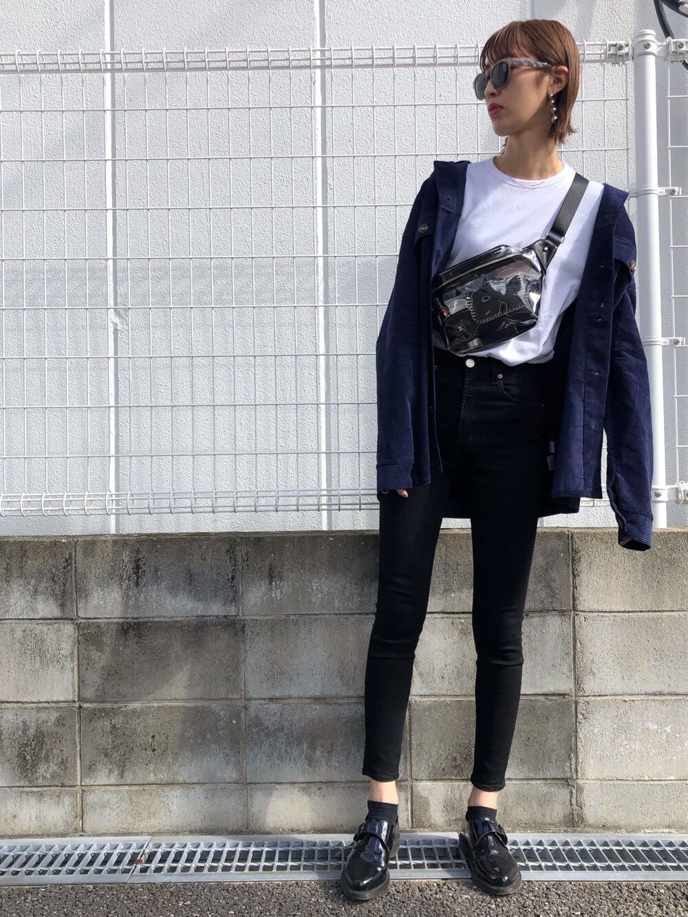 ホワイト系のTシャツ/カットソー、ブルー系のシャツ/ブラウス、ブラック系のデニムパンツを着用したレディースの秋コーディネートの1枚目の写真