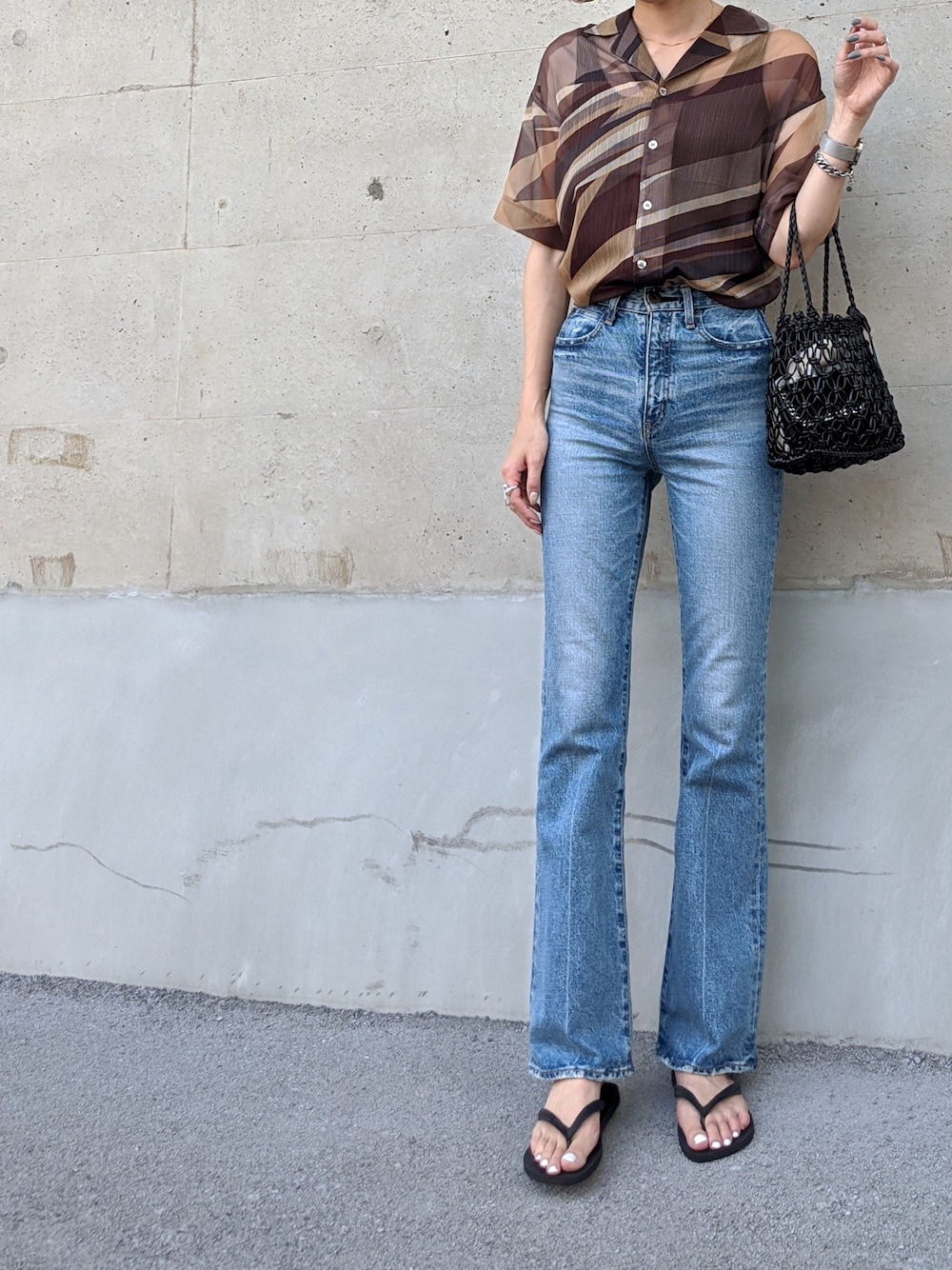 「シンプルコーデ、大人カジュアル、カジュアルコーデ、パンツスタイル、休日スタイル、今日のコーデ、高身長女子、moussy、デニム、プチプラコーデ」｜「MOUSSYのWAVY STRIPE SHEER シャツ（シャツ/ブラウス、ブラウン系）」を使った、maichinさん（レディース・178cm）の夏コーディネートの1枚目の写真