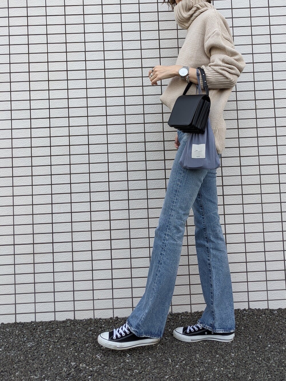 「パンツスタイル、大人女子、休日スタイル、カジュアル、スニーカーコーデ、楽チンコーデ、大人カジュアル、高身長女子、converse、オトナカジュアル」｜「UR'Sのﾀｰﾄﾙﾈｯｸｵｰﾊﾞｰﾆｯﾄ（ニット/セーター、ベージュ系）」を使った、maichinさん（レディース・178cm）の秋コーディネートの1枚目の写真