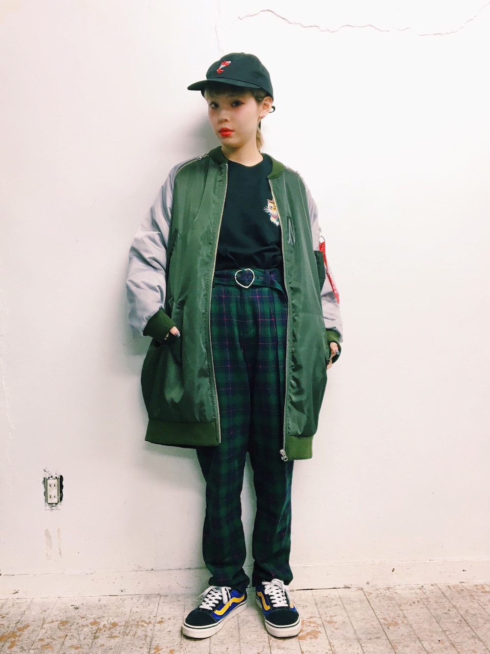 「Aymmy in the batty girls、VANS、ロングMA-1、チェックパンツ、キャップ」｜「Aymmy in the batty girlsのDOWN TOWN ARMY ビッグMA-1（MA-1、グリーン系）」を使った、瀬戸あゆみさん（レディース・152cm）の冬コーディネートの1枚目の写真