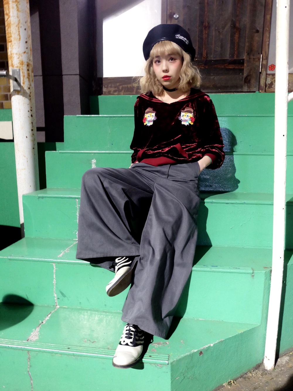 「Aymmy in the batty girls、g.v.g.v.、Dickies、ベレー帽、ベロアトップス」｜「Aymmy in the batty girlsのROMANCE TIGER セーラープルオーバー（スウェット、レッド系）」を使った、瀬戸あゆみさん（レディース・152cm）の冬コーディネートの1枚目の写真