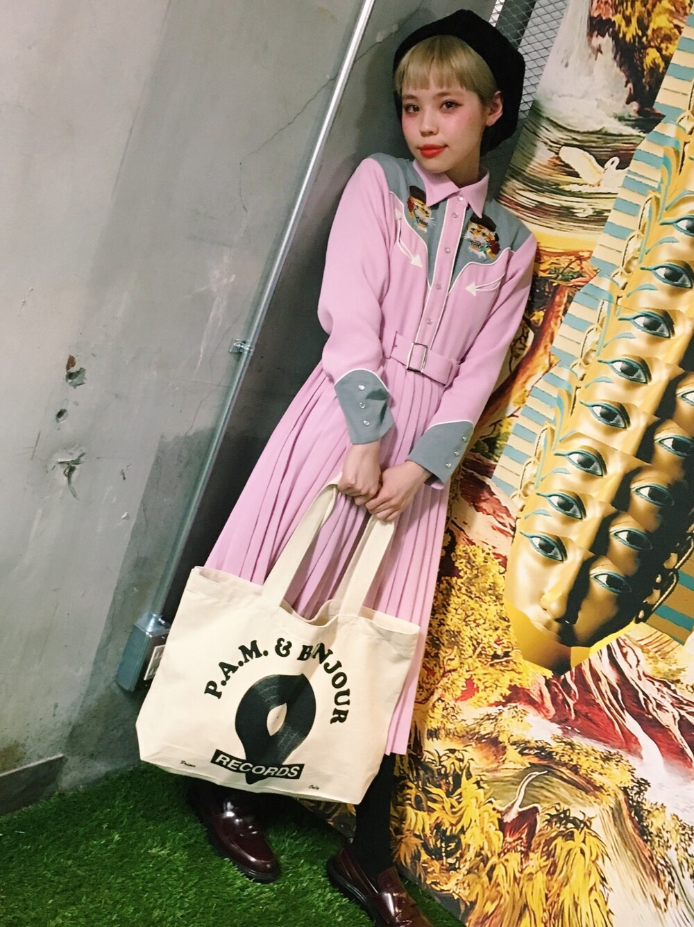 ピンク系のワンピース、ブラウン系のシューズ、ブラック系のハンチング/ベレー帽を着用したレディースの冬コーディネートの1枚目の写真