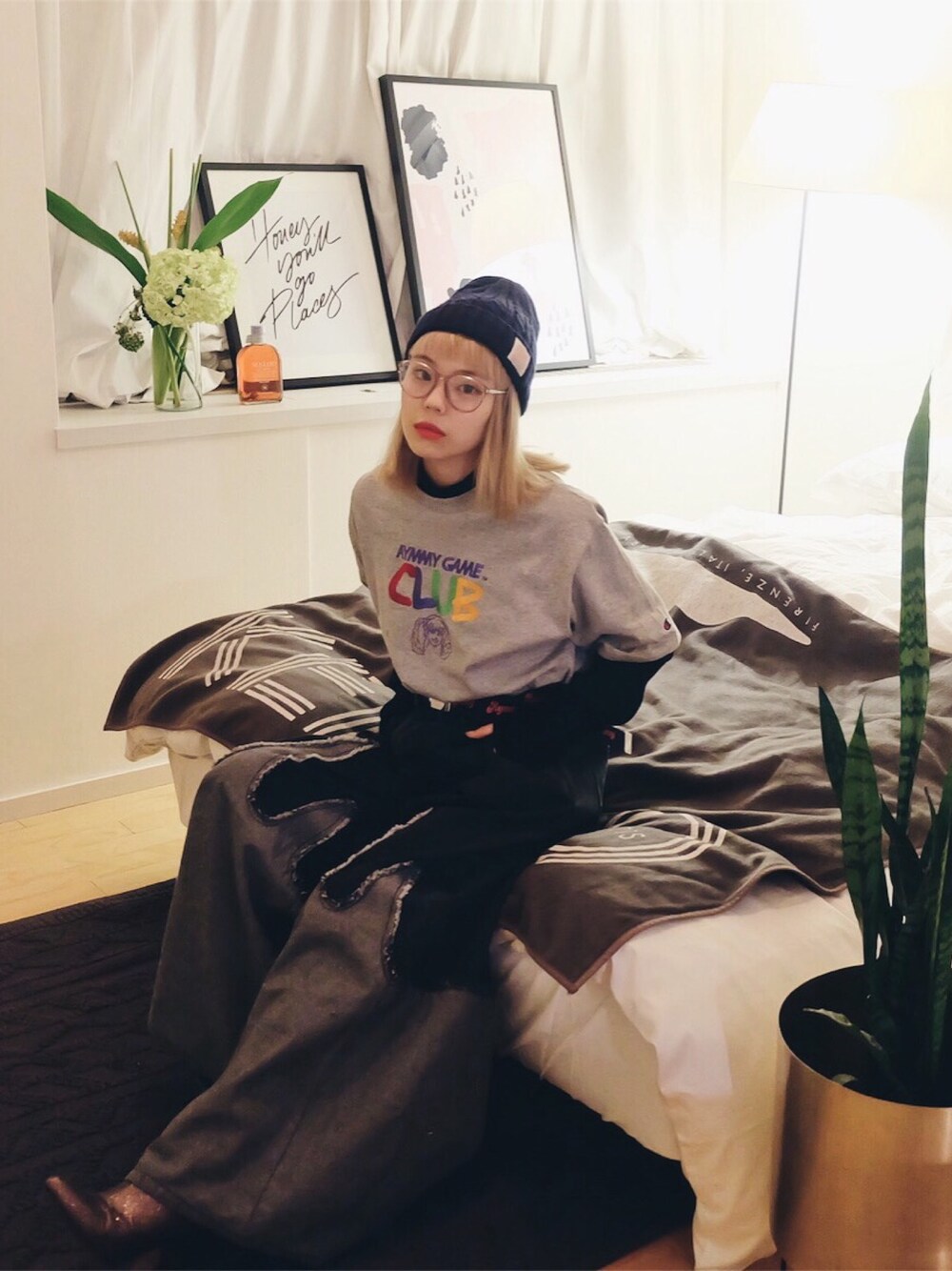 「Aymmy in the batty girls、PAMEO POSE、ゆるコーデ、冬、カジュアルコーデ」｜「PAMEO POSEのSAGRADA FAMILIA DENIM WIDE TROUTHERS（デニムパンツ、ブラック系）」を使った、瀬戸あゆみさん（レディース・152cm）の冬コーディネートの1枚目の写真
