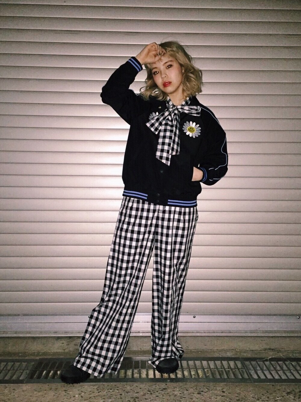 「Aymmy in the batty girls、ギンガムチェック、黒」｜「Aymmy in the batty girlsのS.A.E ナイロンブルゾン（ブルゾン、ブラック系）」を使った、瀬戸あゆみさん（レディース・152cm）の冬コーディネートの1枚目の写真