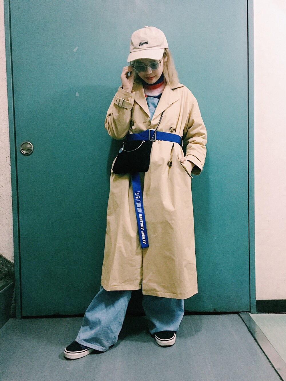 「Aymmy in the batty girls、パンツスタイル、デニム、トレンチコート」｜「Aymmy in the batty girlsのLAX トレンチコート（トレンチコート、ベージュ系）」を使った、瀬戸あゆみさん（レディース・152cm）の春コーディネートの1枚目の写真