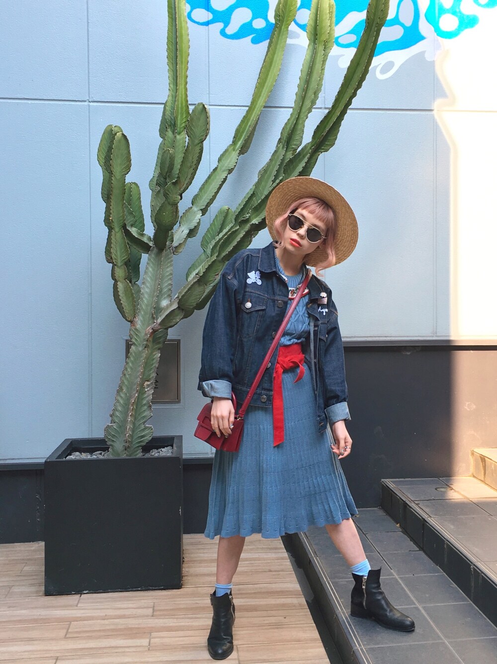「Aymmy in the batty girls、PAMEO POSE、Maison Martin Margiela、OLIVER PEOPLES、marte、3.1 phillip lim、サッシュベルト、デニムジャケット、ニットワンピース」｜「Aymmy in the batty girlsのアイテム（デニムジャケット、ブルー系）」を使った、瀬戸あゆみさん（レディース・152cm）の春コーディネートの1枚目の写真