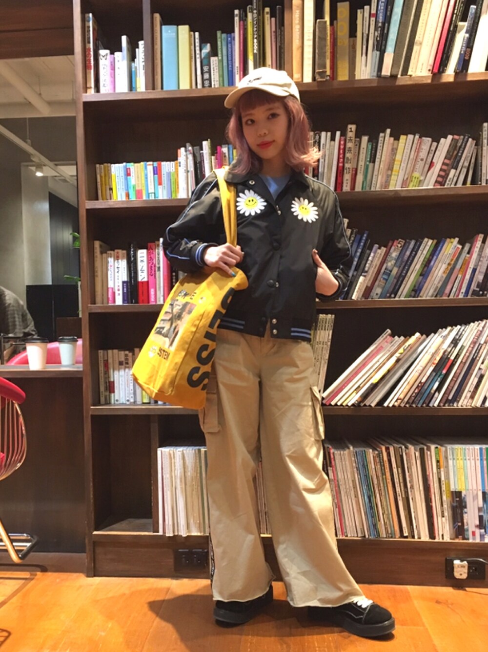 「Aymmy in the batty girls、UNIF、MYNE、ワイドパンツ」｜「Aymmy in the batty girlsのS.A.E ナイロンブルゾン（ブルゾン、ブラック系）」を使った、瀬戸あゆみさん（レディース・152cm）の春コーディネートの1枚目の写真