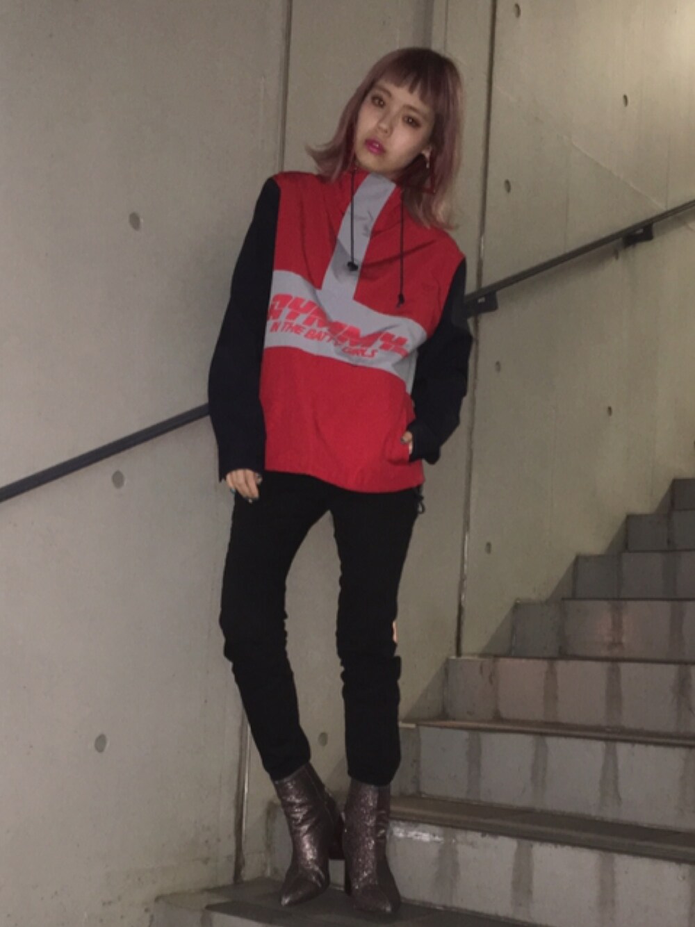 「Aymmy in the batty girls、g.v.g.v.、lilLilly、スキニーパンツ」｜「Aymmy in the batty girlsのBATTY EXPRESS プルオーバージャケット（ナイロンジャケット、レッド系）」を使った、瀬戸あゆみさん（レディース・152cm）の春コーディネートの1枚目の写真