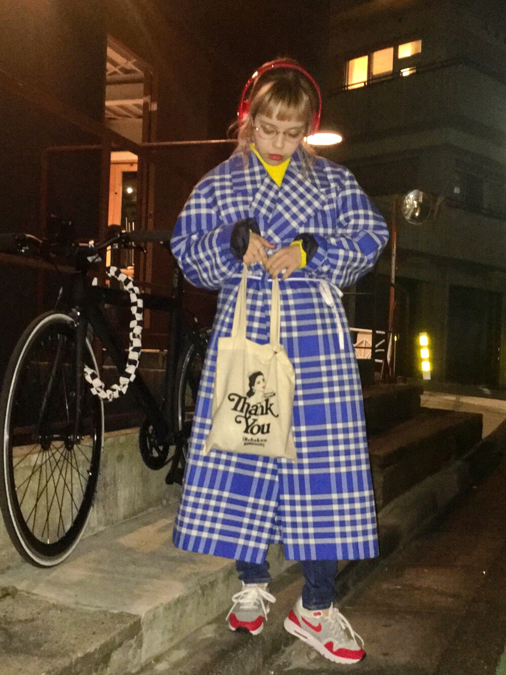 「JACQUEMUS、NIKE AIR MAX、スニーカー」｜「JACQUEMUSのJacquemus - Plaid Woven Coat - Bright blue（ジャケット/アウター、ブルー系）」を使った、瀬戸あゆみさん（レディース・152cm）の春コーディネートの1枚目の写真
