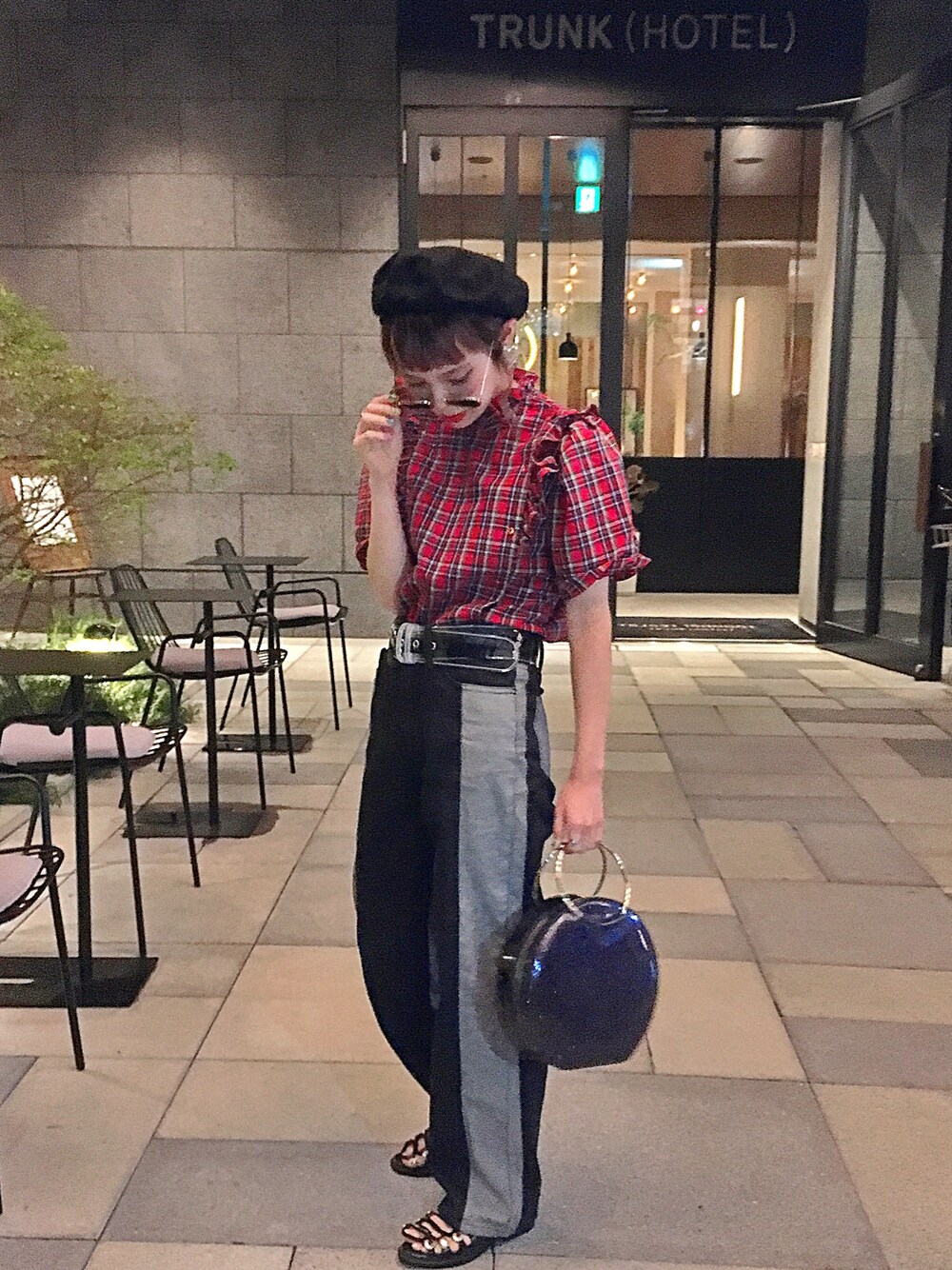 「Aymmy in the batty girls、jouetie、TOGA PULLA、OLIVER PEOPLES、古着、サンダル」｜「Aymmy in the batty girlsのREST AND TRIP 切替デニムパンツ（デニムパンツ、ブラック系）」を使った、瀬戸あゆみさん（レディース・152cm）の夏コーディネートの1枚目の写真
