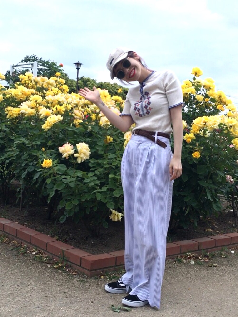 「Aymmy in the batty girls、パンツスタイル、カジュアルコーデ、夏コーデ」｜「Aymmy in the batty girlsのDAHLIA ストライプパンツ（その他パンツ、ブルー系）」を使った、瀬戸あゆみさん（レディース・152cm）の夏コーディネートの1枚目の写真