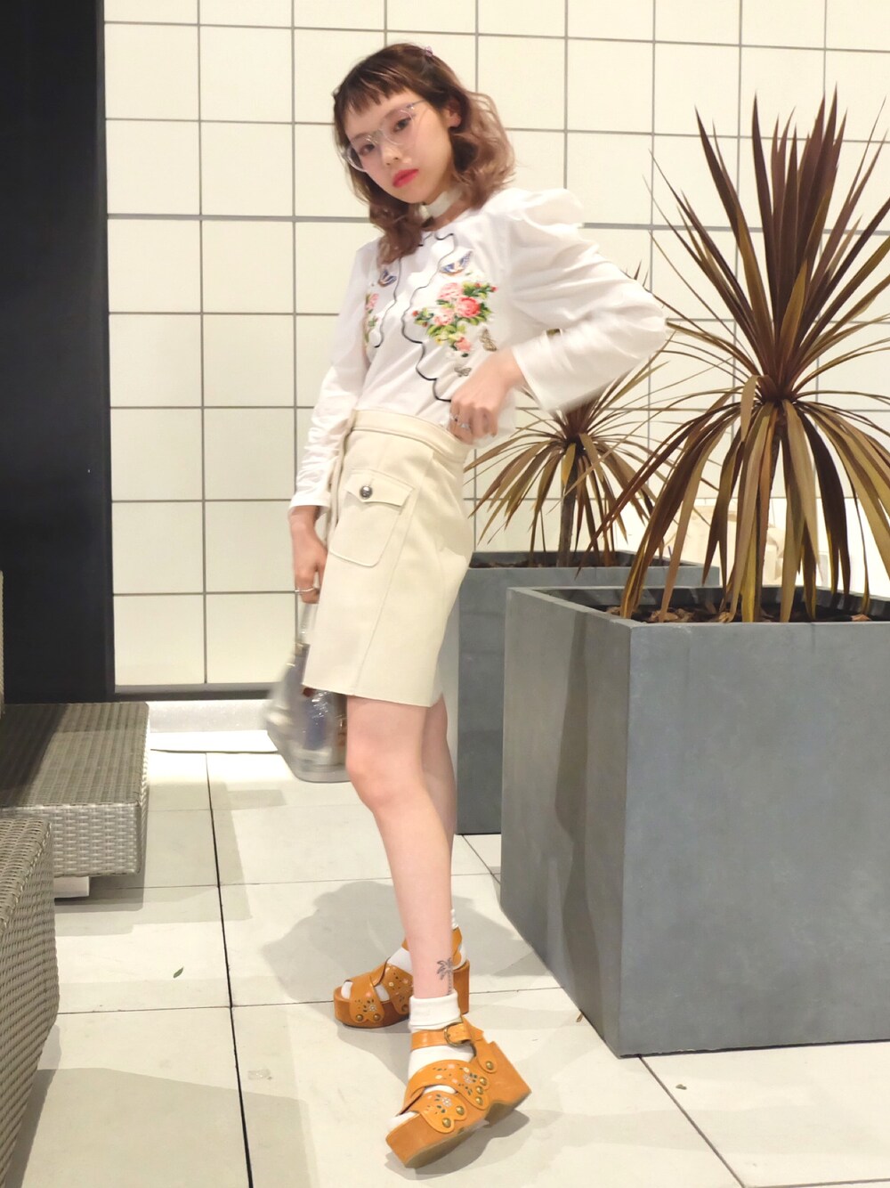 「VIVETTA、Aymmy in the batty girls、MARC JACOBS、ホワイトコーデ」｜「VIVETTAのVivetta - Vipera 刺繍ブラウス - women - コットン - 38（シャツ/ブラウス、ホワイト系）」を使った、瀬戸あゆみさん（レディース・152cm）の夏コーディネートの1枚目の写真