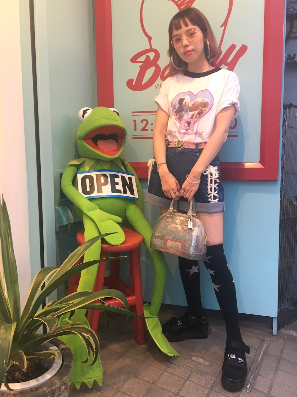 「Aymmy in the batty girls、E.T.、トリムTシャツ、デニムショートパンツ、ニーハイソックス」｜「Aymmy in the batty girlsのE.T.×Aymmy トリムTシャツ（Tシャツ/カットソー、ホワイト系）」を使った、瀬戸あゆみさん（レディース・152cm）の夏コーディネートの1枚目の写真