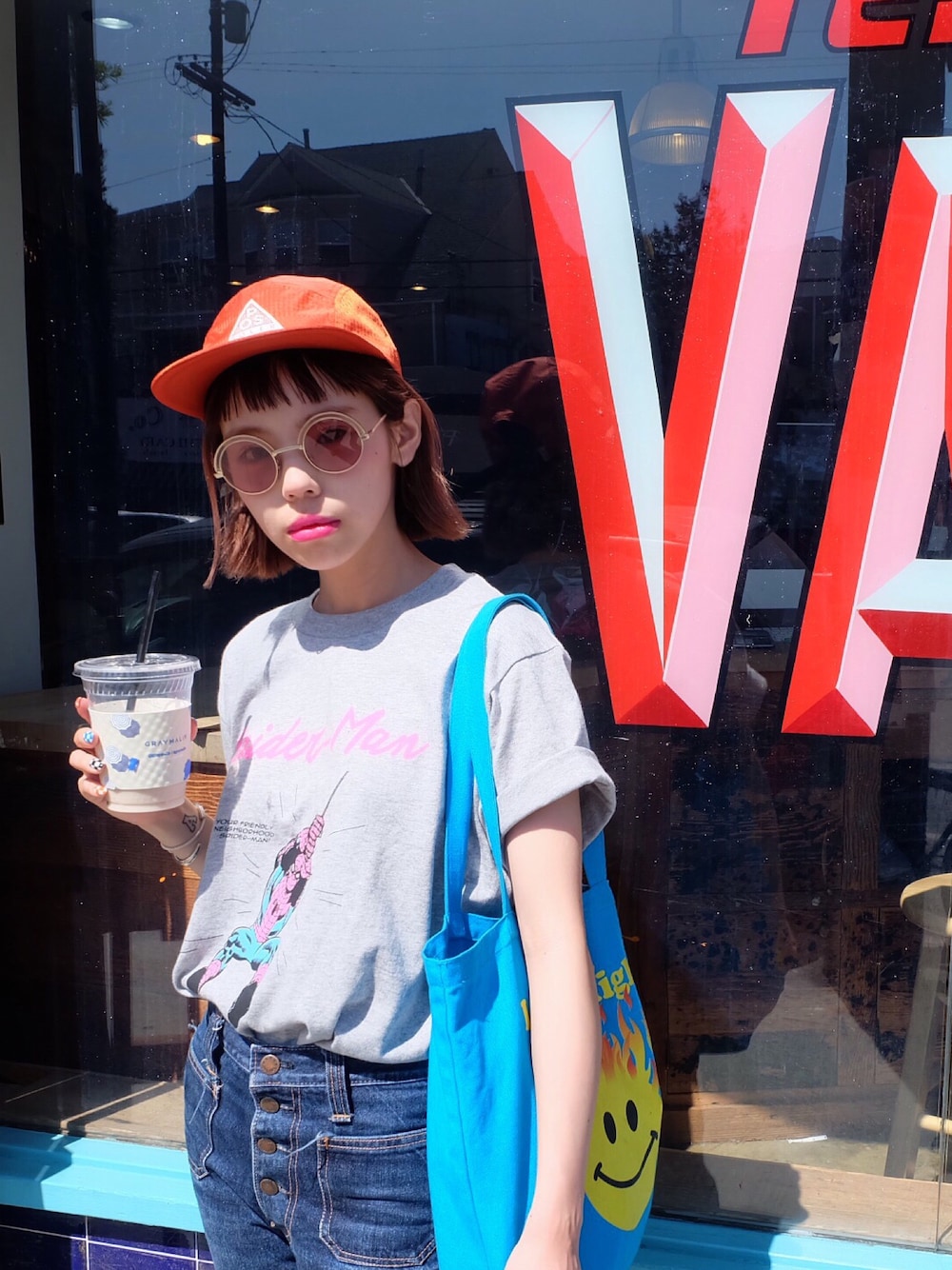 「Aymmy in the batty girls、スパイダーマン、ラフコーデ、キャップ」｜「Aymmy in the batty girlsのSPIDER-MAN / Aymmy アタックロゴTシャツ（Tシャツ/カットソー、グレー系）」を使った、瀬戸あゆみさん（レディース・152cm）の夏コーディネートの1枚目の写真