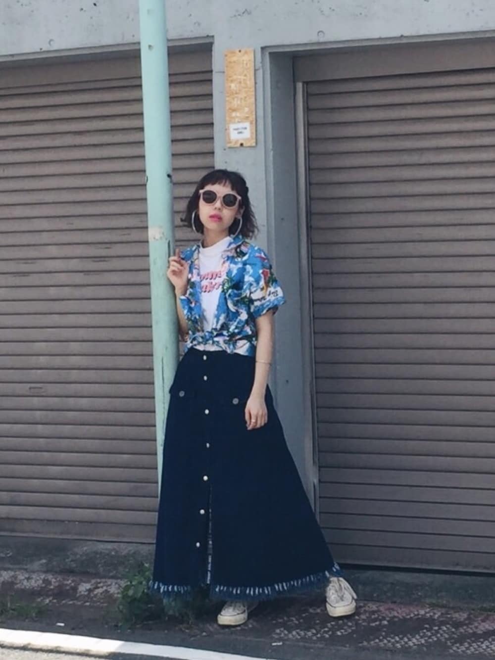 「Aymmy in the batty girls、スニーカー、夏」｜「Aymmy in the batty girlsのRODEO OR CLUSH ロングスカート（デニムスカート、ブルー系）」を使った、瀬戸あゆみさん（レディース・152cm）の夏コーディネートの1枚目の写真