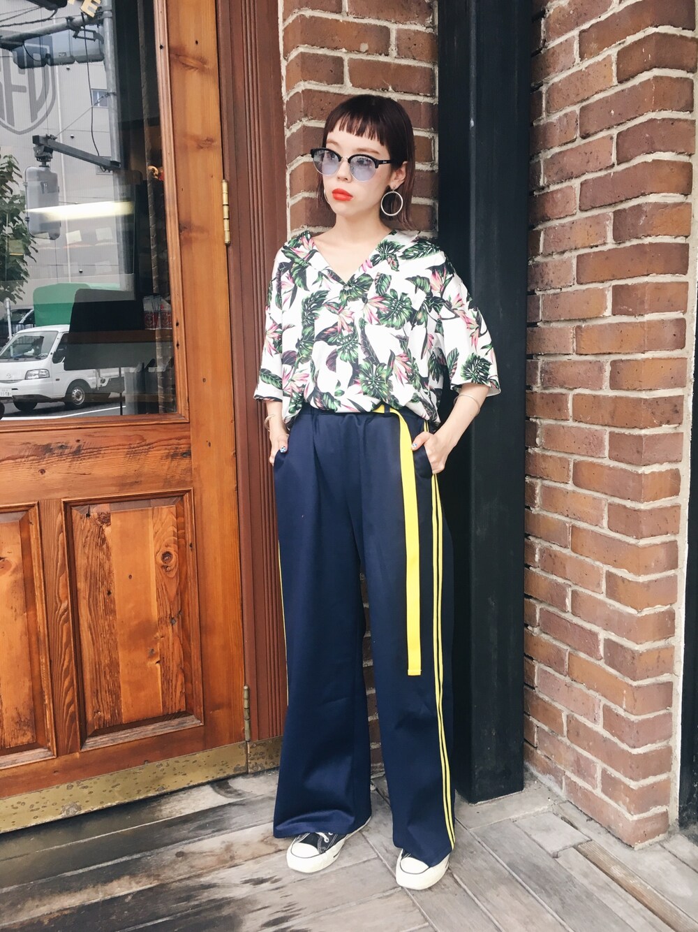 「Aymmy in the batty girls、ラインパンツ、アロハシャツ」｜「Aymmy in the batty girlsのLIE DOWN ライントラックパンツ（その他パンツ、ブルー系）」を使った、瀬戸あゆみさん（レディース・152cm）の夏コーディネートの1枚目の写真