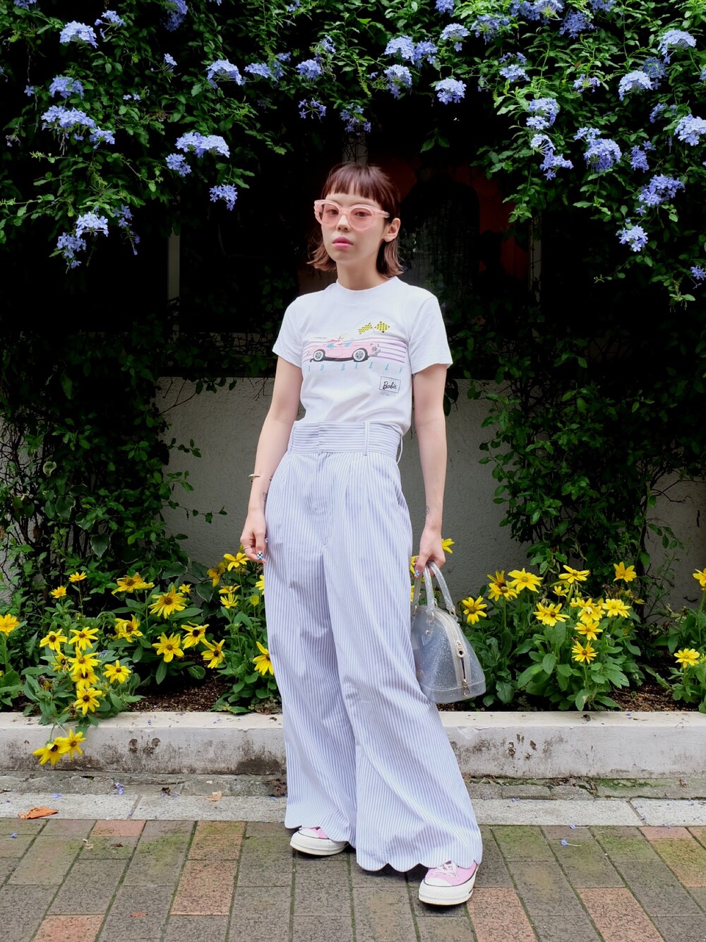 「Aymmy in the batty girls、ワイドパンツ、白トップス、ストライプパンツ」｜「Aymmy in the batty girlsのDAHLIA ストライプパンツ（その他パンツ、ブルー系）」を使った、瀬戸あゆみさん（レディース・152cm）の夏コーディネートの1枚目の写真
