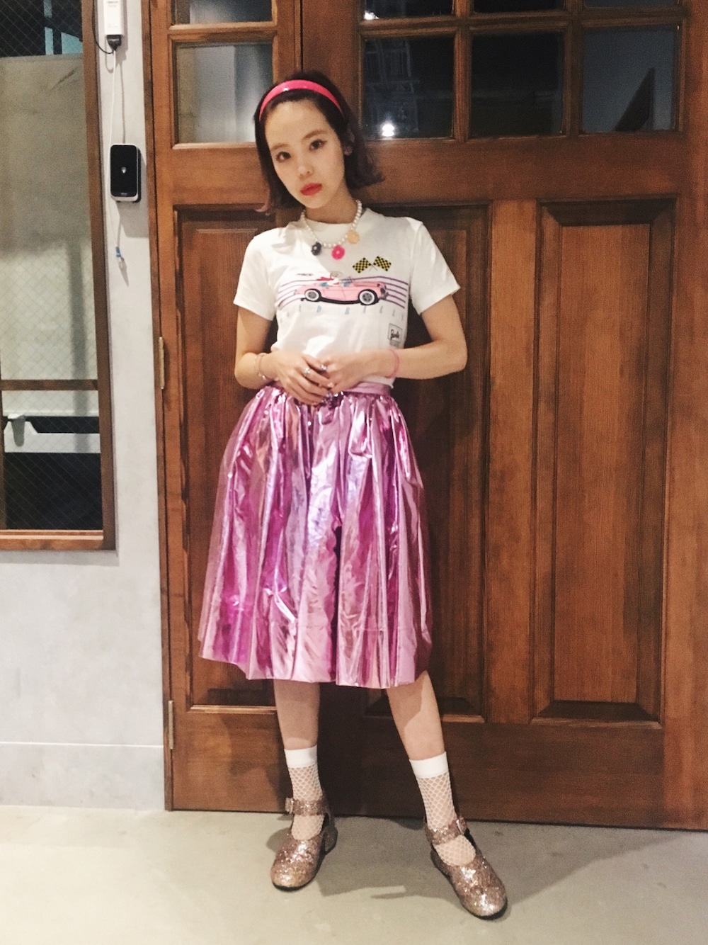 ピンク系のスカート、その他のシューズを着用したレディースの夏コーディネートの1枚目の写真