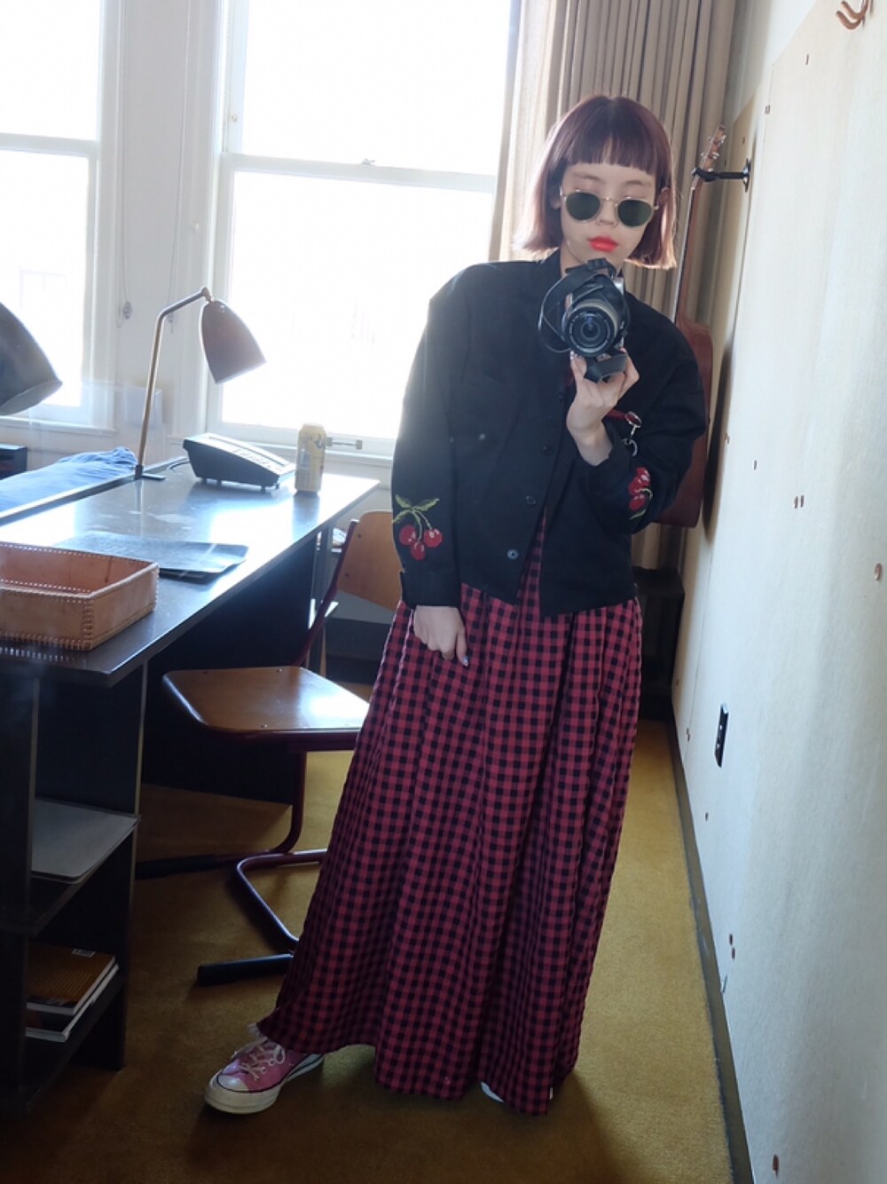 「Aymmy in the batty girls、マキシ丈ワンピース、ミリタリージャケット、旅行」｜「Aymmy in the batty girlsのDAY OF THE DEAD マキシワンピース（ワンピース、レッド系）」を使った、瀬戸あゆみさん（レディース・152cm）の夏コーディネートの1枚目の写真