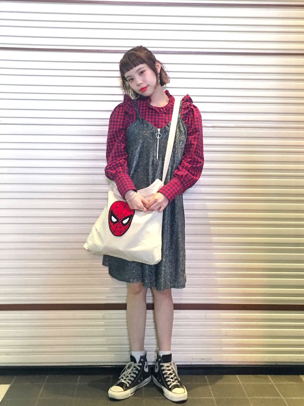 「Aymmy in the batty girls、lazy oaf、スパイダーマン、秋のコーデ」｜「Aymmy in the batty girlsのNIGHT COOK フリルブラウス（シャツ/ブラウス、レッド系）」を使った、瀬戸あゆみさん（レディース・152cm）の夏コーディネートの1枚目の写真