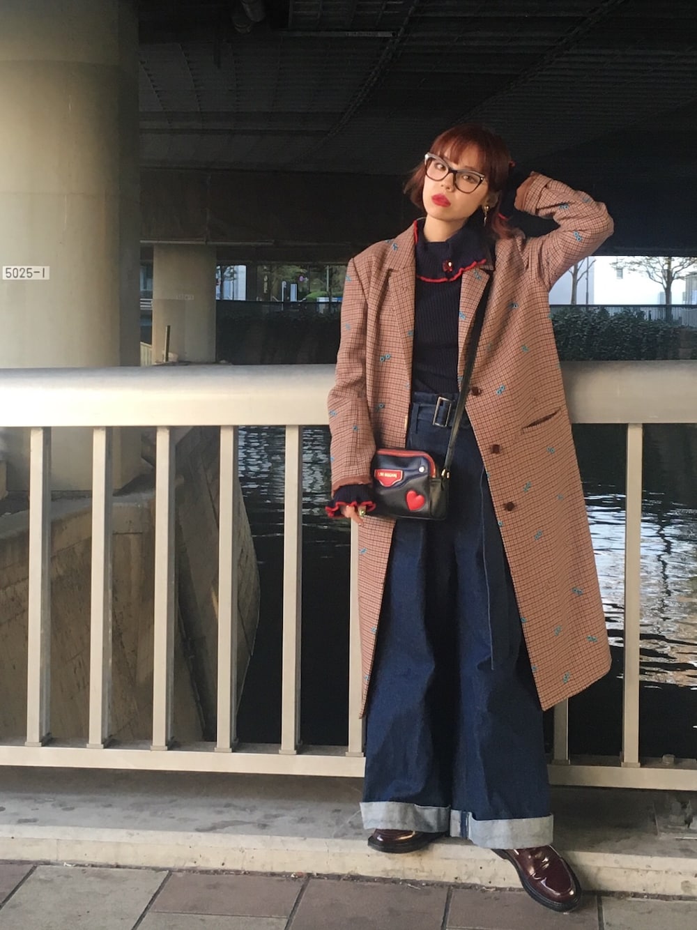 「冬、ゆるコーデ、低身長、グレンチェック、Aymmy in the batty girls」｜「Aymmy in the batty girlsのPETAL ビジュー付ニット（ニット/セーター、ブルー系）」を使った、瀬戸あゆみさん（レディース・152cm）の冬コーディネートの1枚目の写真