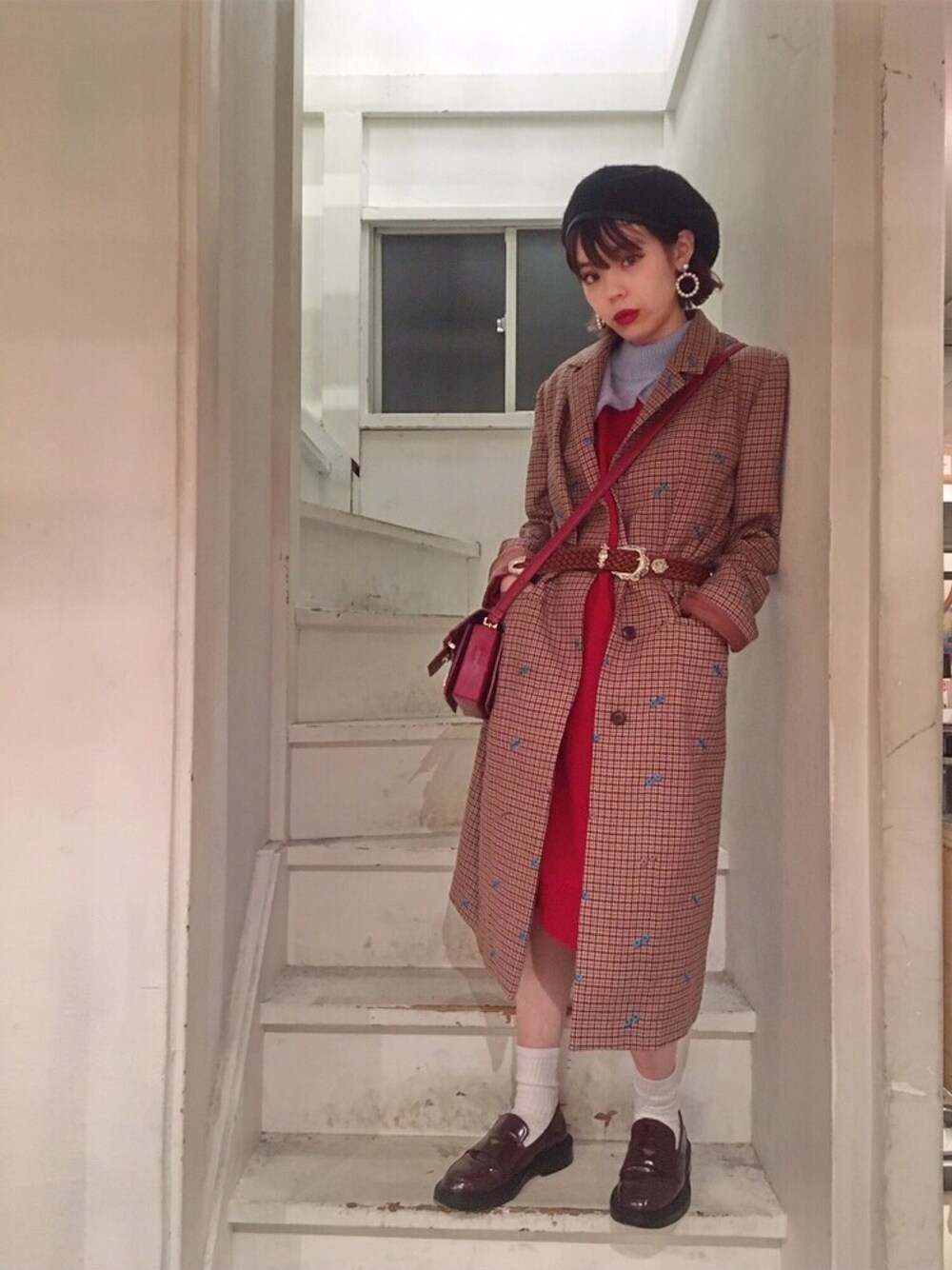 「モヘアニット、ニットワンピース、グレンチェック、チェックコート、ローファー、ベレー帽、Aymmy in the batty girls」｜「Aymmy in the batty girlsのTRICK ニットワンピース（ワンピース、レッド系）」を使った、瀬戸あゆみさん（レディース・152cm）の冬コーディネートの1枚目の写真