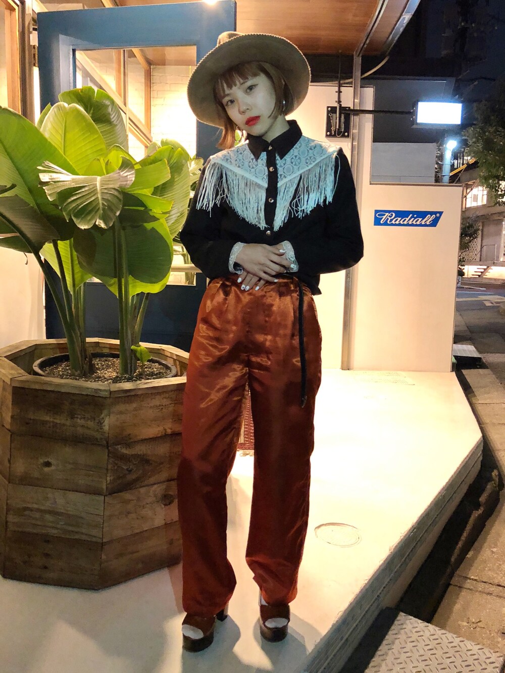 「ヒールサンダル、サテンパンツ、フリンジシャツ、Aymmy in the batty girls」｜「Aymmy in the batty girlsのEASTWOOD フリンジシャツ（シャツ/ブラウス、ブラック系）」を使った、瀬戸あゆみさん（レディース・152cm）の冬コーディネートの1枚目の写真