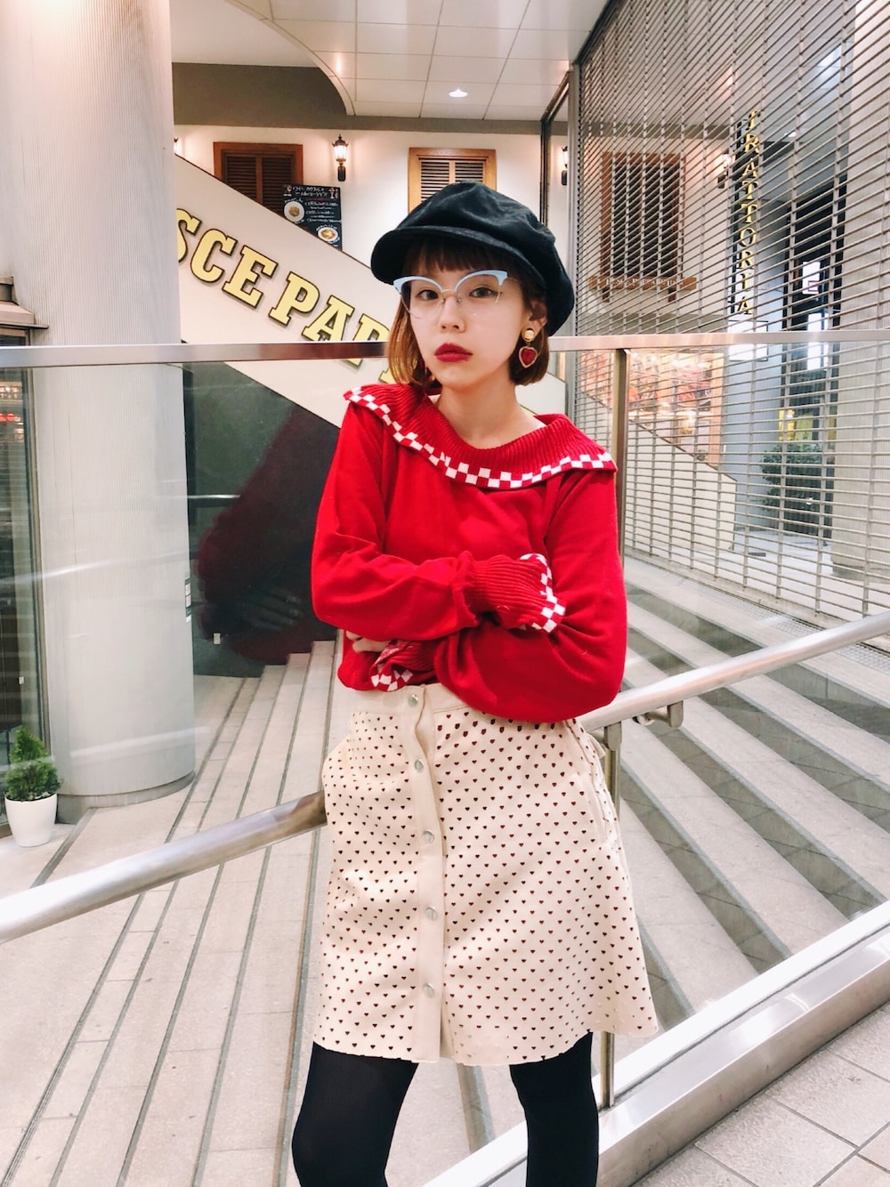 「春、スウェードスカート、台形ｽｶｰﾄ、Aymmy in the batty girls、ZOFF」｜「Aymmy in the batty girlsのGIRLS ROOM ベルスリーブニット（ニット/セーター、レッド系）」を使った、瀬戸あゆみさん（レディース・152cm）の冬コーディネートの1枚目の写真