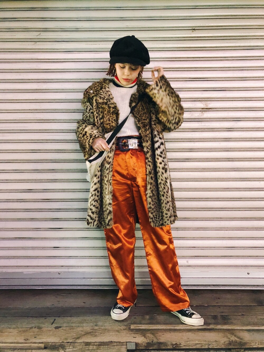 「サテンパンツ、ファーコート、タートルネックニット、converse、Aymmy in the batty girls」｜「Aymmy in the batty girlsのPARTY サテンワイドパンツ（その他パンツ、オレンジ系）」を使った、瀬戸あゆみさん（レディース・152cm）の冬コーディネートの1枚目の写真