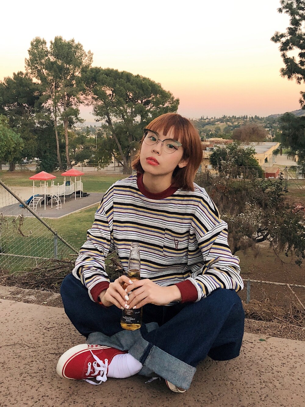 「休日スタイル、スニーカー、カジュアルコーデ、ラフ、ワイドパンツ、ボーター、Aymmy in the batty girls」｜「Aymmy in the batty girlsのRAINBOWS ボーダー L/S Tシャツ（Tシャツ/カットソー、レッド系）」を使った、瀬戸あゆみさん（レディース・152cm）の春コーディネートの1枚目の写真