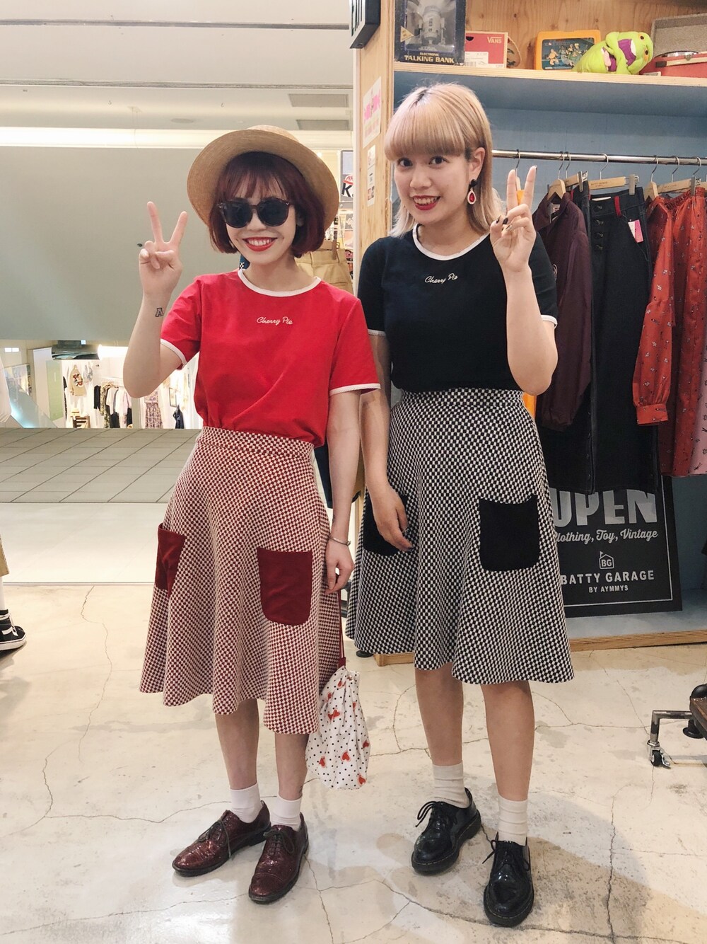「双子コーデ、Tシャツ、Aラインスカート、Aymmy in the batty girls」｜「Aymmy in the batty girlsのCHERRY PIE Tシャツ（Tシャツ/カットソー、レッド系）」を使った、瀬戸あゆみさん（レディース・152cm）の春コーディネートの1枚目の写真