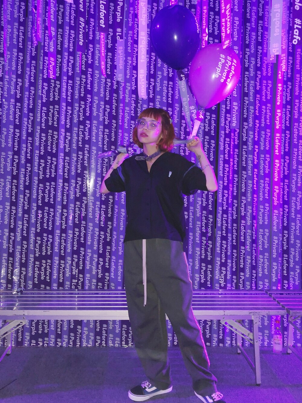 「夏コーデ、パンツスタイル、低身長、パープル、Aymmy in the batty girls」｜「Aymmy in the batty girlsのMILK SHAKE BOY ボウリングシャツ（シャツ/ブラウス、ブラック系）」を使った、瀬戸あゆみさん（レディース・152cm）の夏コーディネートの1枚目の写真