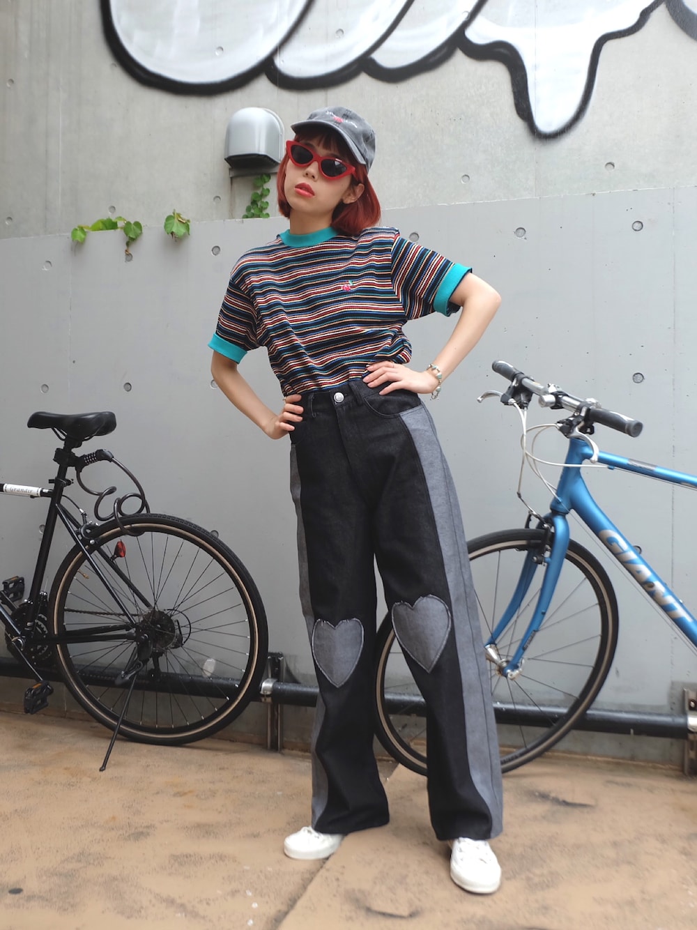 「ボーダー、リンガーTシャツ、デニムパンツ、デニムキャップ、converse、Aymmy in the batty girls」｜「Aymmy in the batty girlsのRAINBOW HEART リンガーボーダーTシャツ（Tシャツ/カットソー、ブラック系）」を使った、瀬戸あゆみさん（レディース・152cm）の夏コーディネートの1枚目の写真